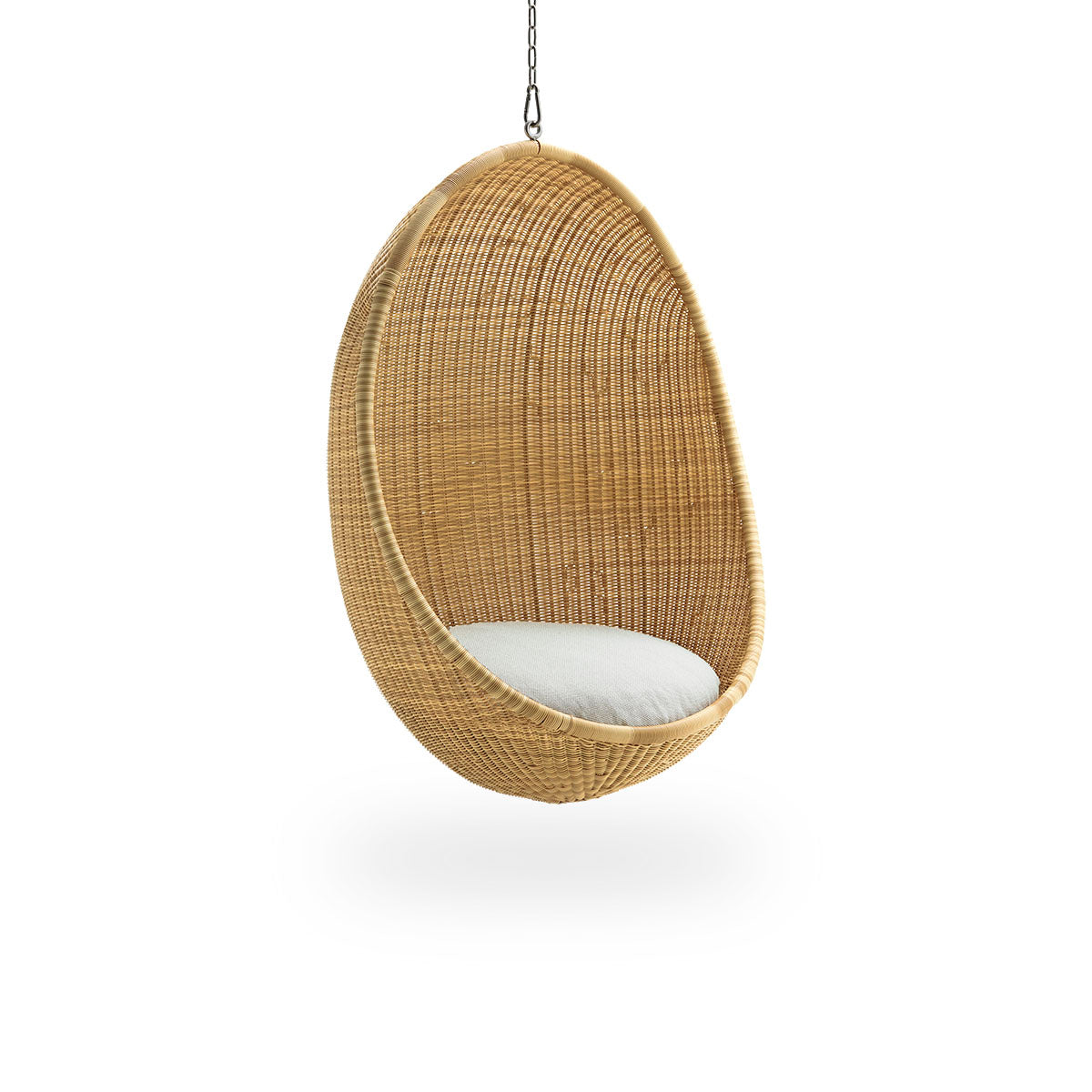 Vista lateral del Hanging Egg Exterior en color Natural. La silla colgante tiene una forma redonda y está completamente tejida en ArtFibre sobre una estructura de aluminio.