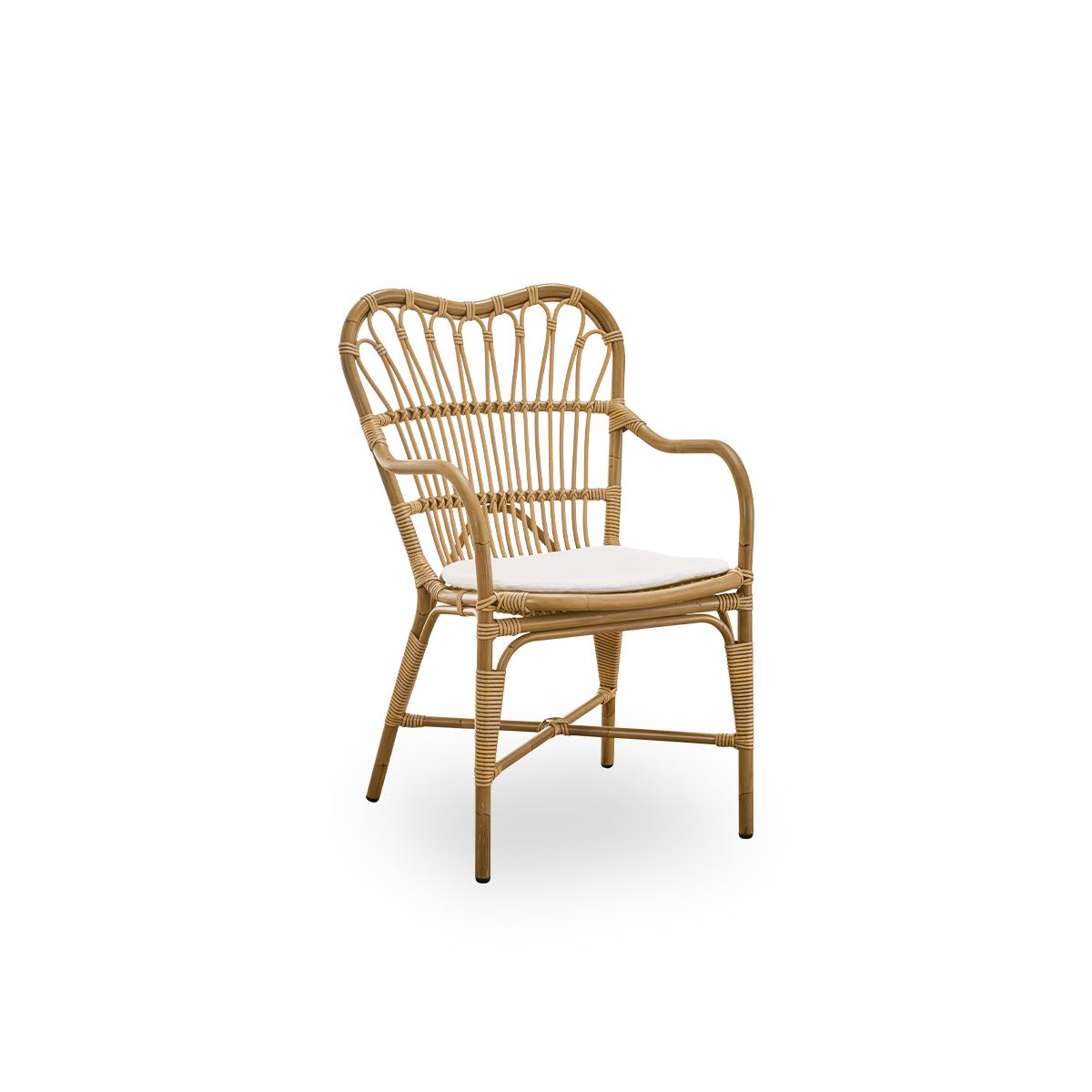 Vista lateral de la silla de comedor exterior Margret con respaldo alto y ancho y reposabrazos curvados. Estructura de aluminio con acabado en apariencia de ratán Antique Brown y enrollados de ArtFibre.