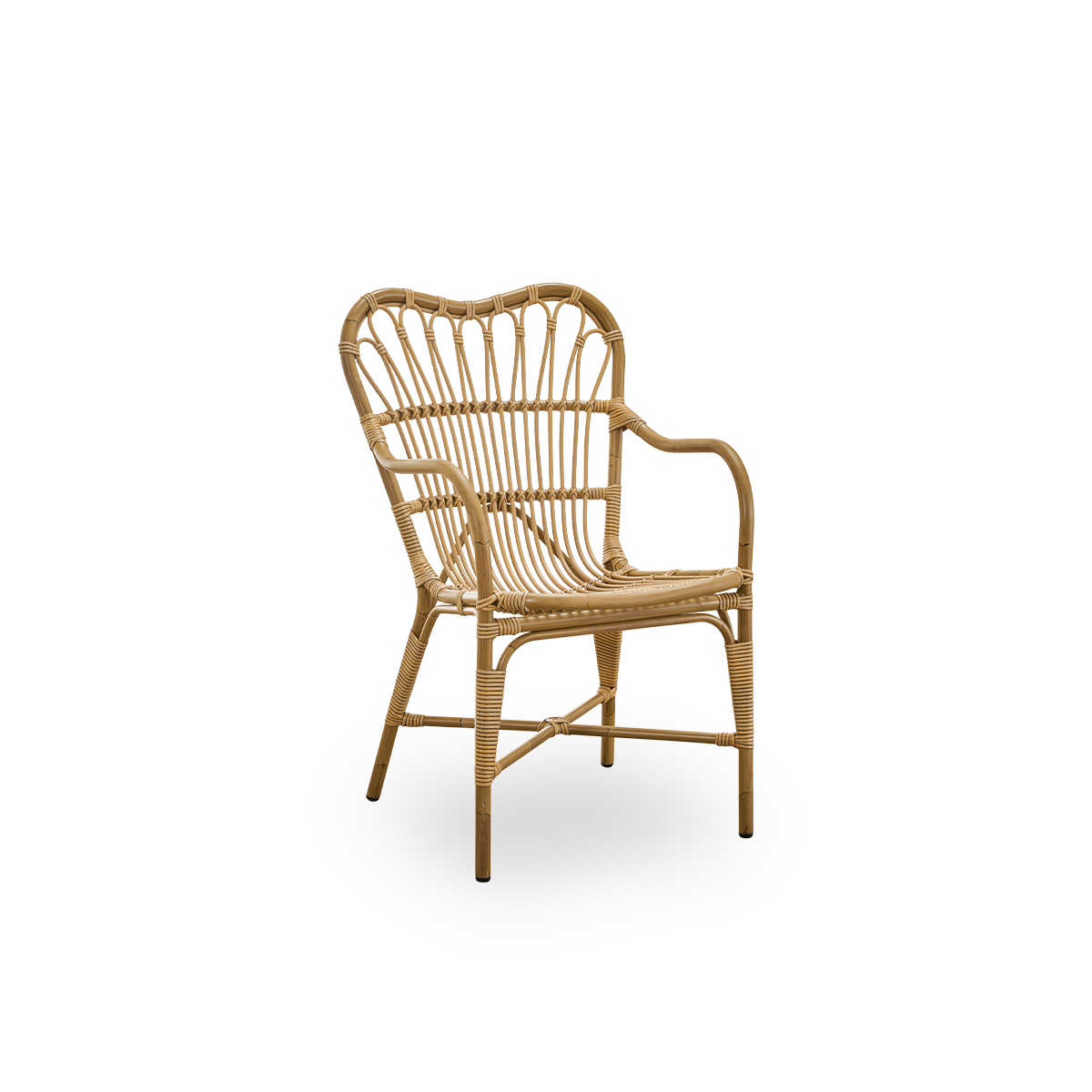 Vista lateral de la silla de comedor exterior Margret con respaldo alto y ancho y reposabrazos curvados. Estructura de aluminio con acabado en apariencia de ratán Antique Brown y enrollados de ArtFibre.