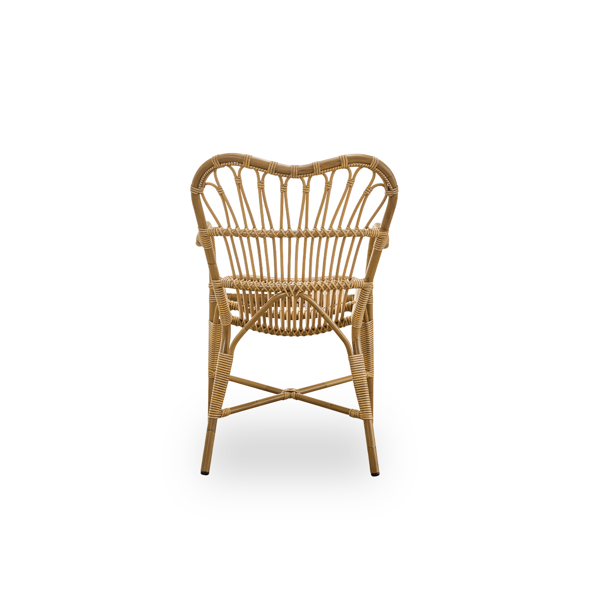 Vista desde atrás de la silla de comedor exterior Margret con respaldo alto y ancho y reposabrazos curvados. Estructura de aluminio con aspecto de ratán marrón antiguo y tejido de ArtFibre.