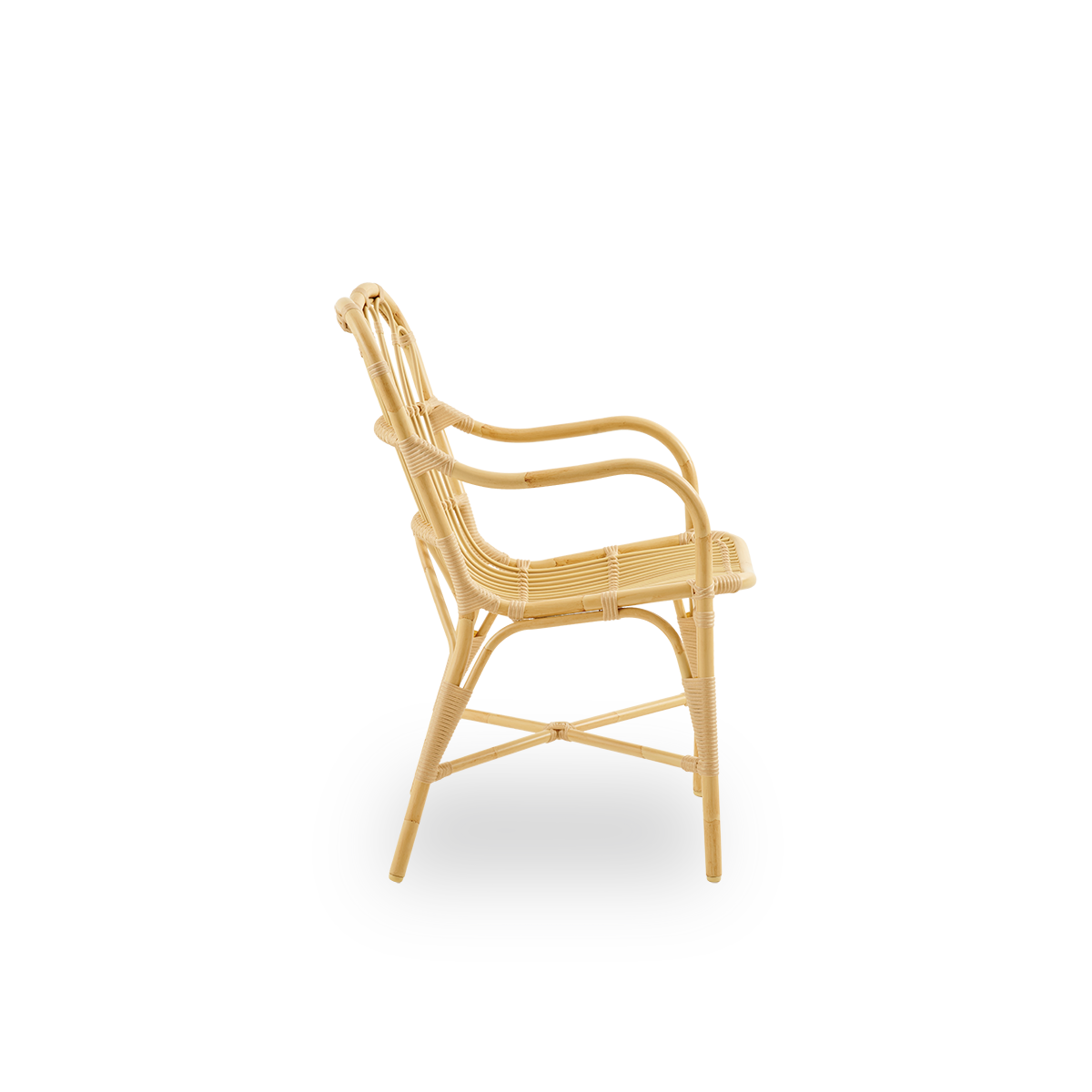 Vista lateral de la silla de comedor de exterior Margret con respaldo alto y ancho y reposabrazos curvados. Estructura de aluminio con acabado en estilo ratán natural y trenzado ArtFibre.