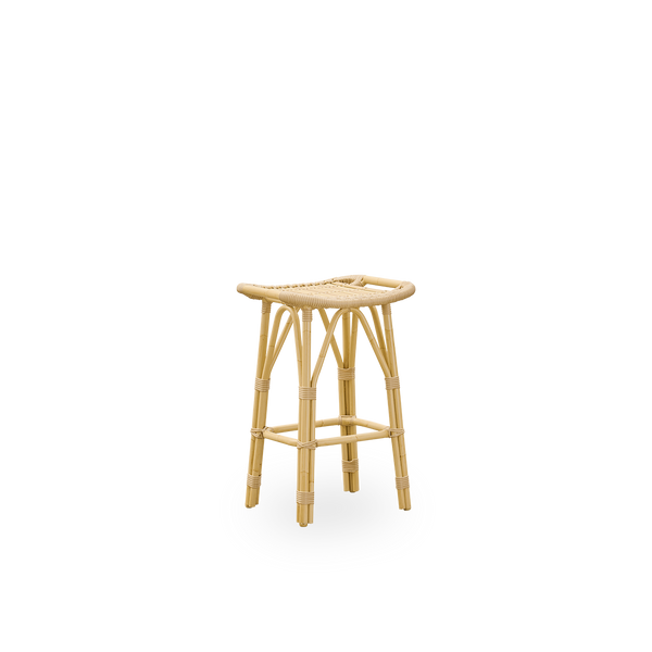 Vista lateral del taburete de barra exterior Salsa con reposapiés y asiento curvado. Estructura de aluminio con acabado en apariencia de ratán y enrollados de ArtFibre. Altura 67 cm.
