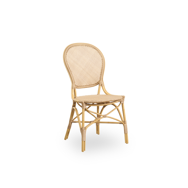 Vista lateral de la silla de comedor exterior Rossini en color Natural. Silla elegante con respaldo redondo de diseño sencillo. Estructura de aluminio con acabado en apariencia de ratán y asiento y respaldo tejidos en ArtFibre.