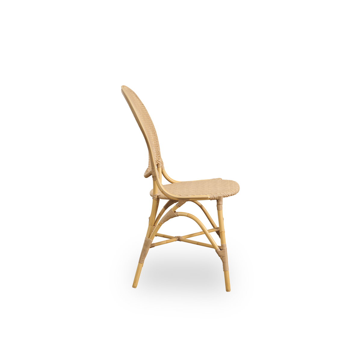 Vista lateral de la silla de comedor exterior Rossini en color natural. Elegante silla con respaldo redondo de diseño sencillo. Estructura de aluminio en estilo ratán con asiento y respaldo tejidos en ArtFibre.