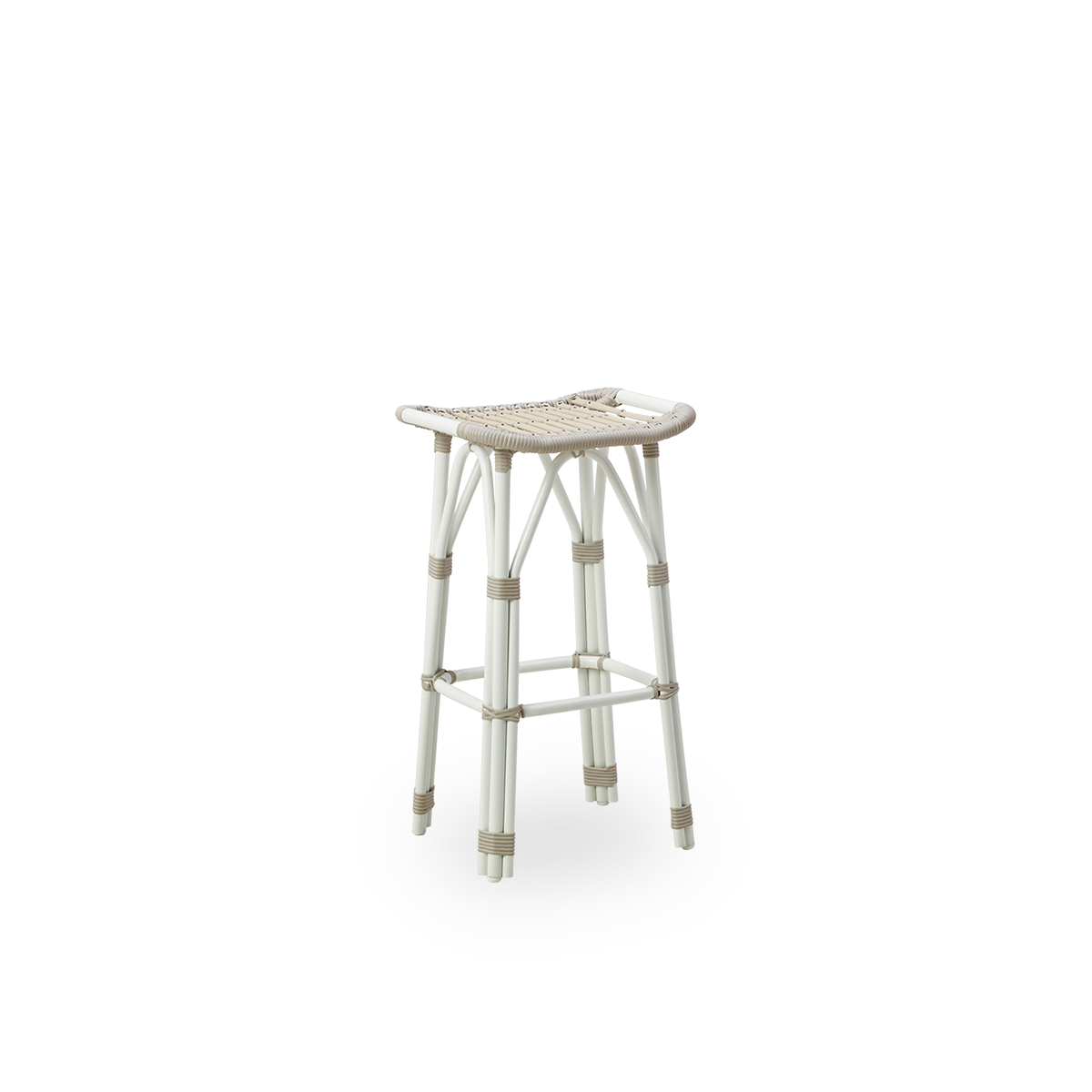 Vista lateral del taburete de bar exterior Salsa con reposapiés y asiento curvado. Estructura de aluminio y enrollados de ArtFibre. Altura 79 cm.