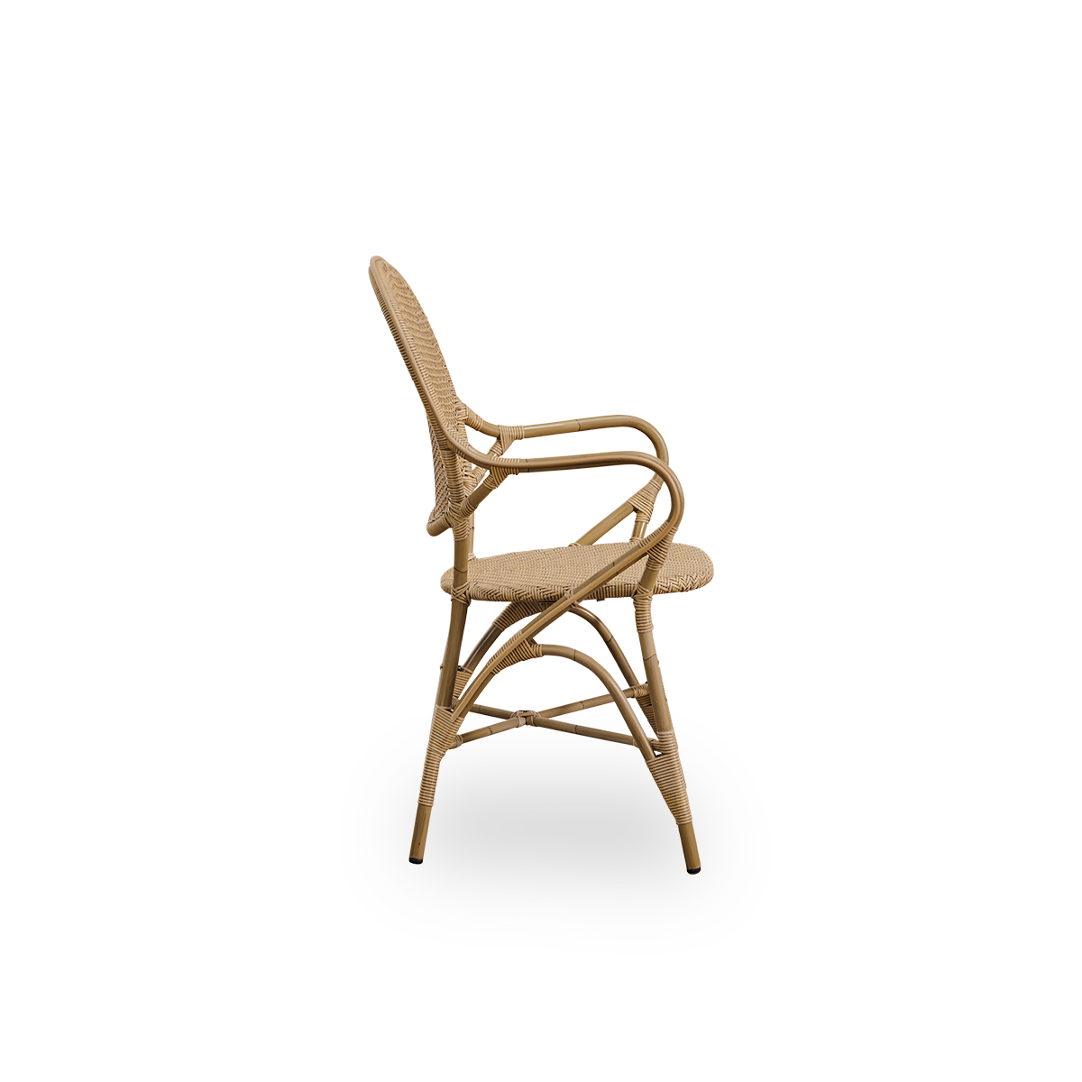 Vista lateral de la silla de comedor exterior Rossini en color antiguo. Elegante silla con respaldo redondo y reposabrazos de diseño sencillo. Estructura de aluminio en estilo ratán con asiento y respaldo tejidos en ArtFibre.