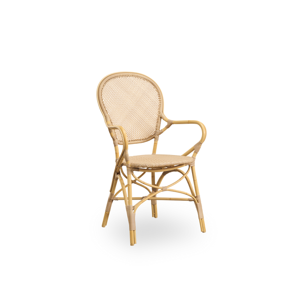 Vista lateral de la silla de comedor exterior Rossini con brazos en color Natural. Silla elegante con respaldo redondo y reposabrazos de diseño sencillo. Estructura de aluminio con acabado en apariencia de ratán y asiento y respaldo tejidos en ArtFibre.