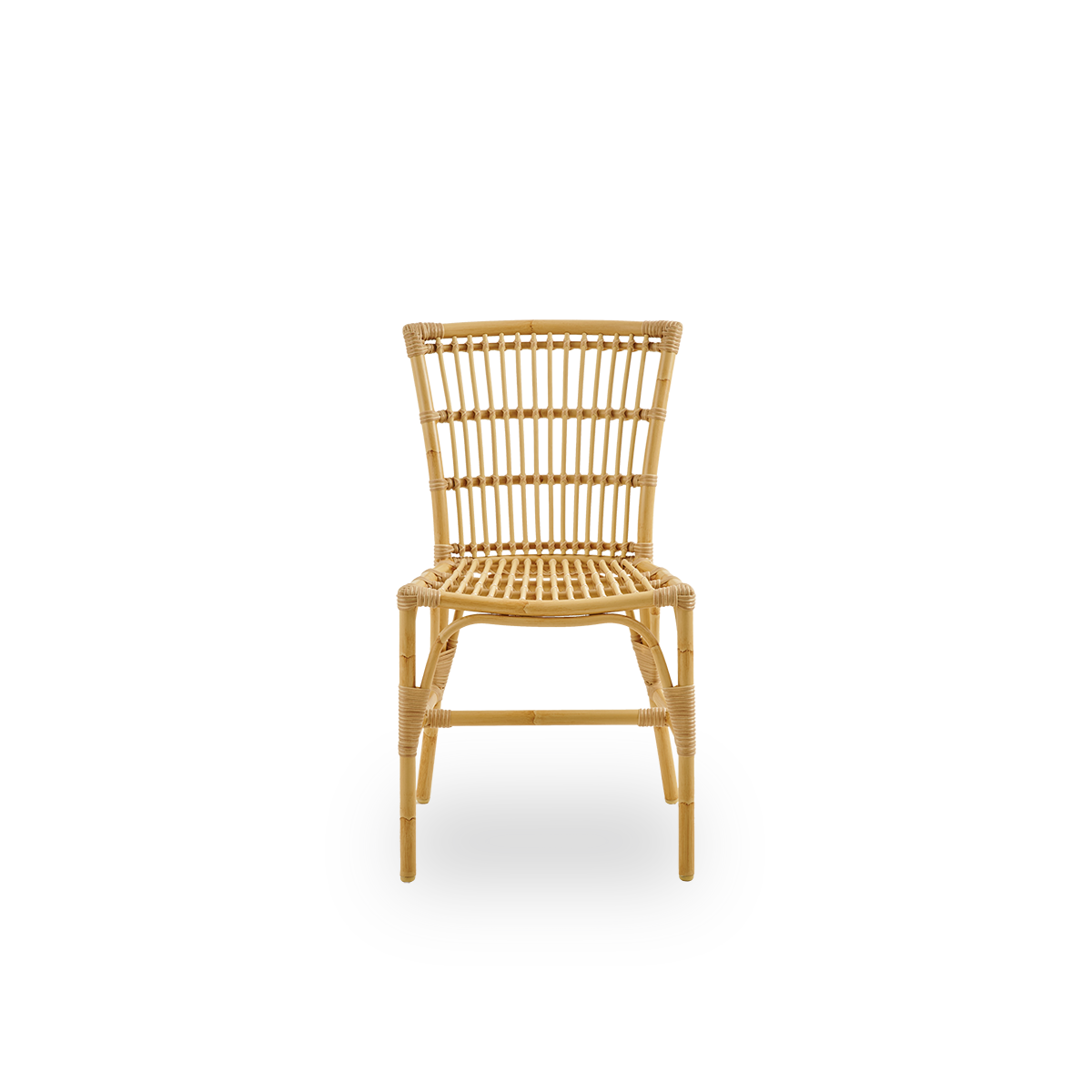 Vista frontal de la silla de comedor exterior Elisabeth con aspecto de ratán. Una pequeña silla de comedor para exterior con un diseño minimalista. Estructura de aluminio con tejido de ArtFibre.
