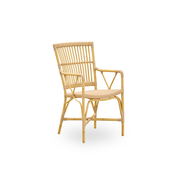 Vista lateral del sillón exterior Piano. Estructura de aluminio con acabado en apariencia de ratán natural y enrollados de ArtFibre. Silla elegante con respaldo alto y reposabrazos.