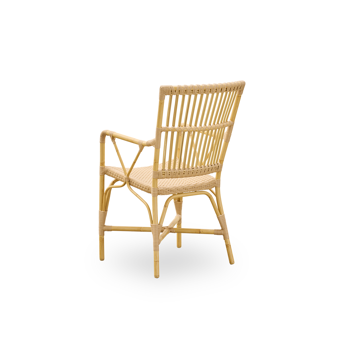 Vista trasera del sillón de exterior Piano.
Estructura de aluminio con aspecto de ratán natural y revestimiento de ArtFibre. Silla elegante con respaldo alto y reposabrazos.