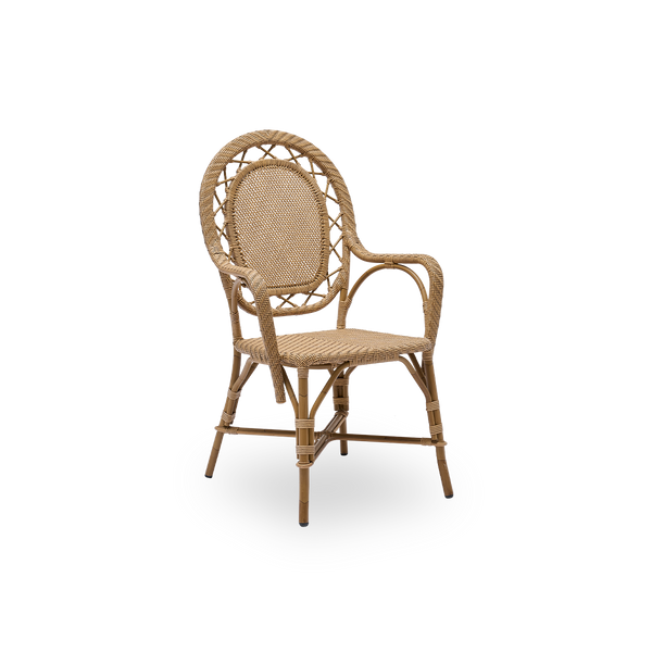 Vista lateral de la silla de comedor exterior Romantica en color Antique Brown. Elegante y romántica silla de comedor con respaldo redondo y asiento completamente tejido, con un encantador diseño danés. Estructura de aluminio con acabado en apariencia de 