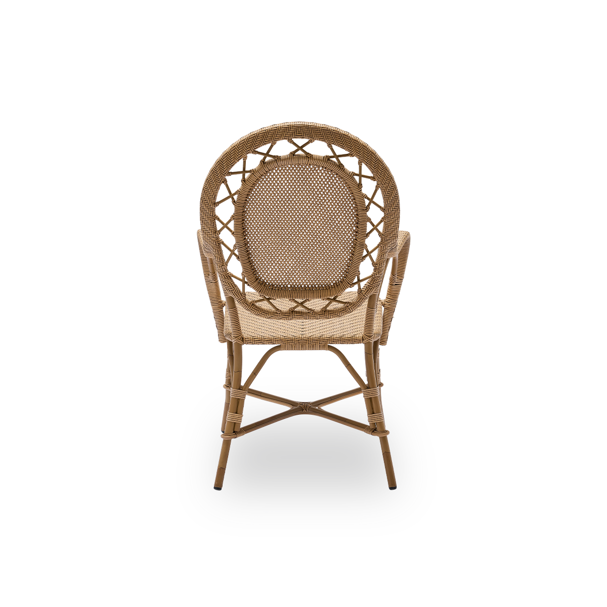 Vista desde atrás de la silla de comedor exterior Romantica en color marrón antiguo. Silla de comedor elegante y romántica con respaldo redondo y asiento completamente tejido en encantador diseño danés. Estructura de aluminio con aspecto de ratán y tejido