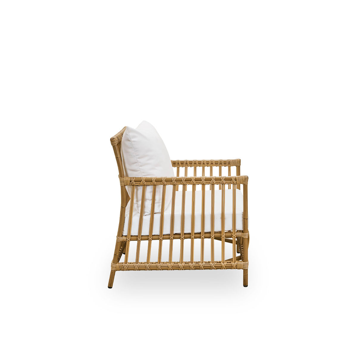 Vista lateral simple de la silla lounge exterior Caroline en color Antique Brown, diseño danés simple y elegante. La estructura de la silla está hecha de aluminio con elegantes detalles en ArtFibre. El diseño es minimalista y elegante.