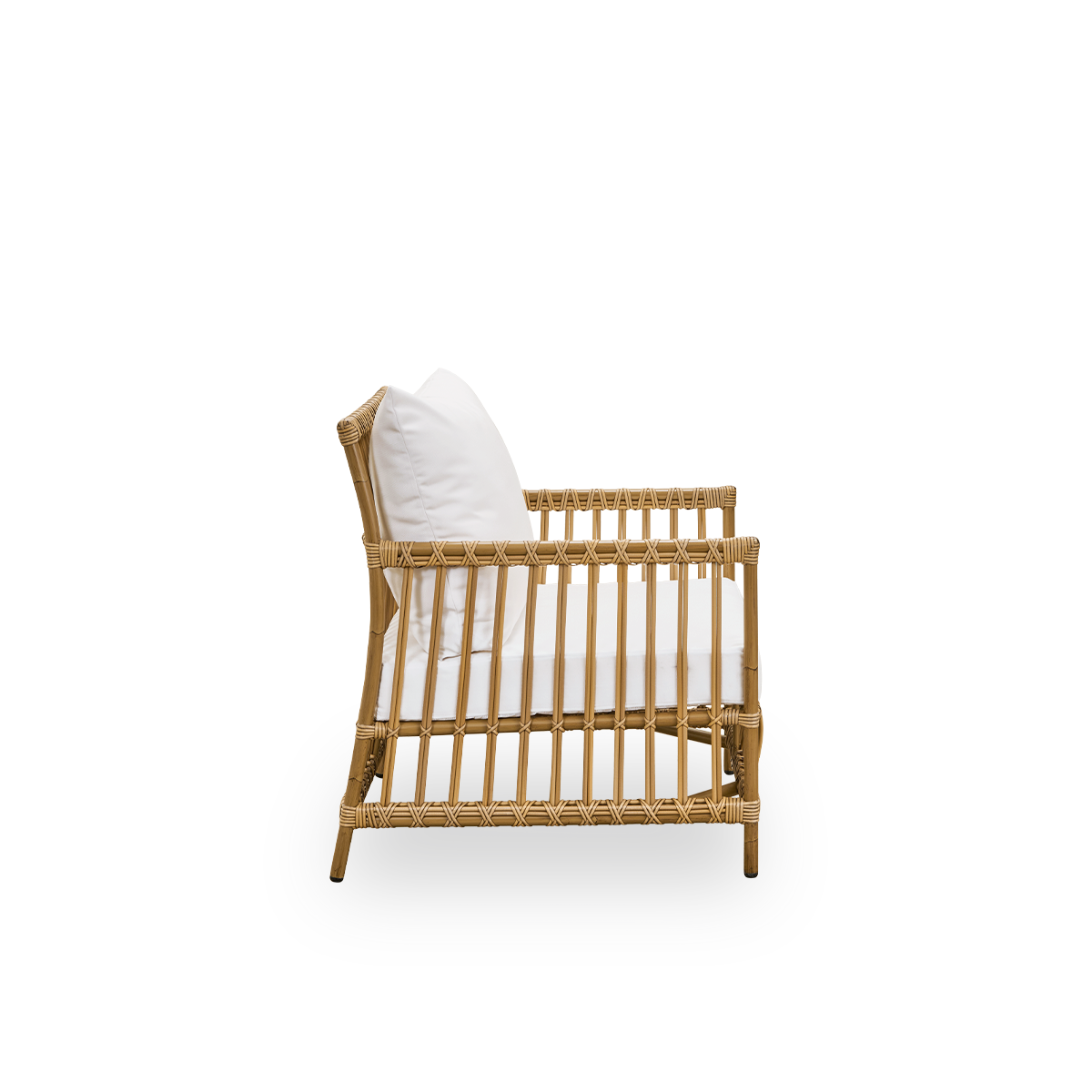 Vista lateral simple de la silla lounge exterior Caroline en color Antique Brown, diseño danés simple y elegante. La estructura de la silla está hecha de aluminio con elegantes detalles en ArtFibre. El diseño es minimalista y elegante.