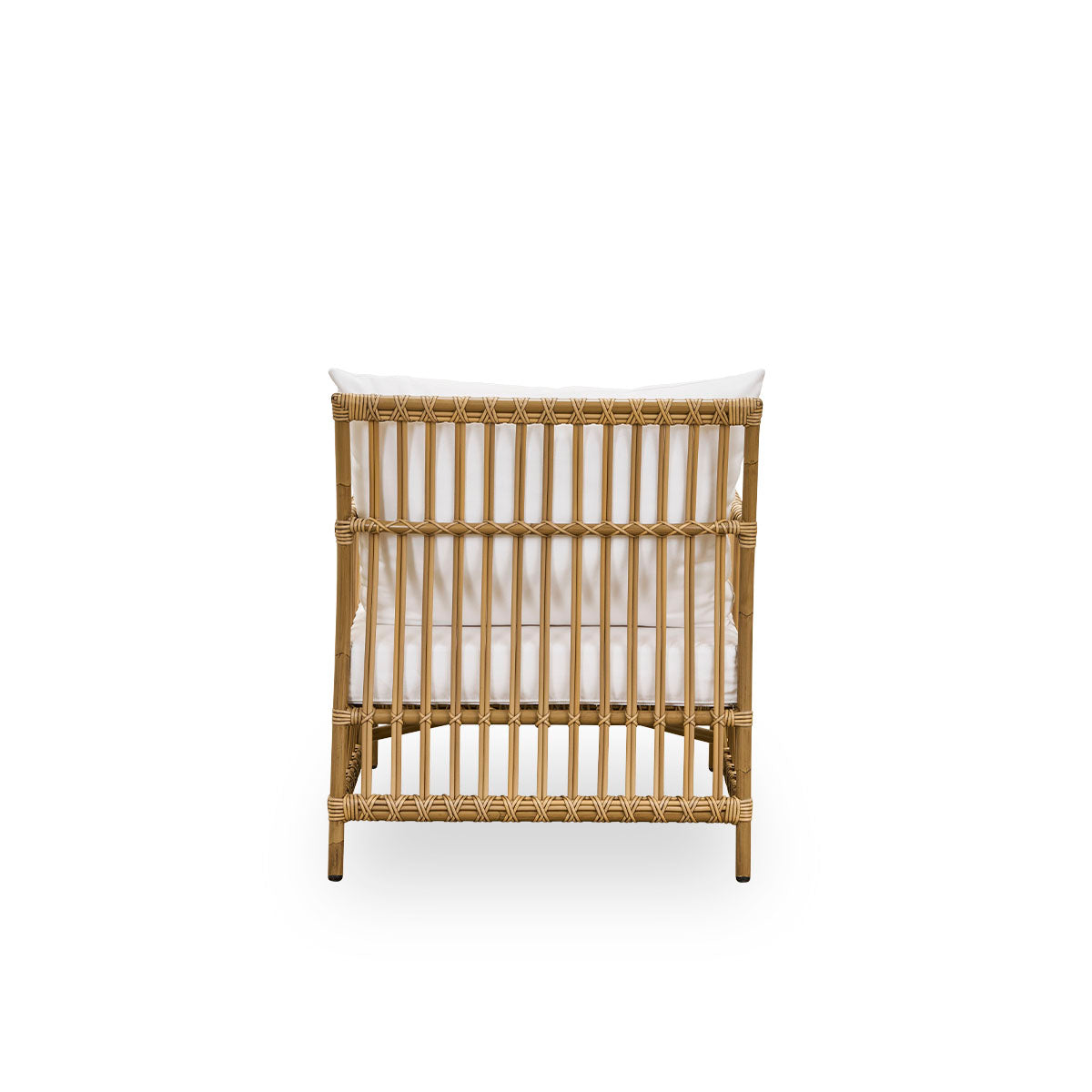 Vista desde atrás del sillón de exterior Caroline Lounge en color marrón antiguo, de diseño danés simple y elegante. La estructura del sillón está hecha de aluminio con elegantes detalles de ArtFibre. El diseño es minimalista y elegante.