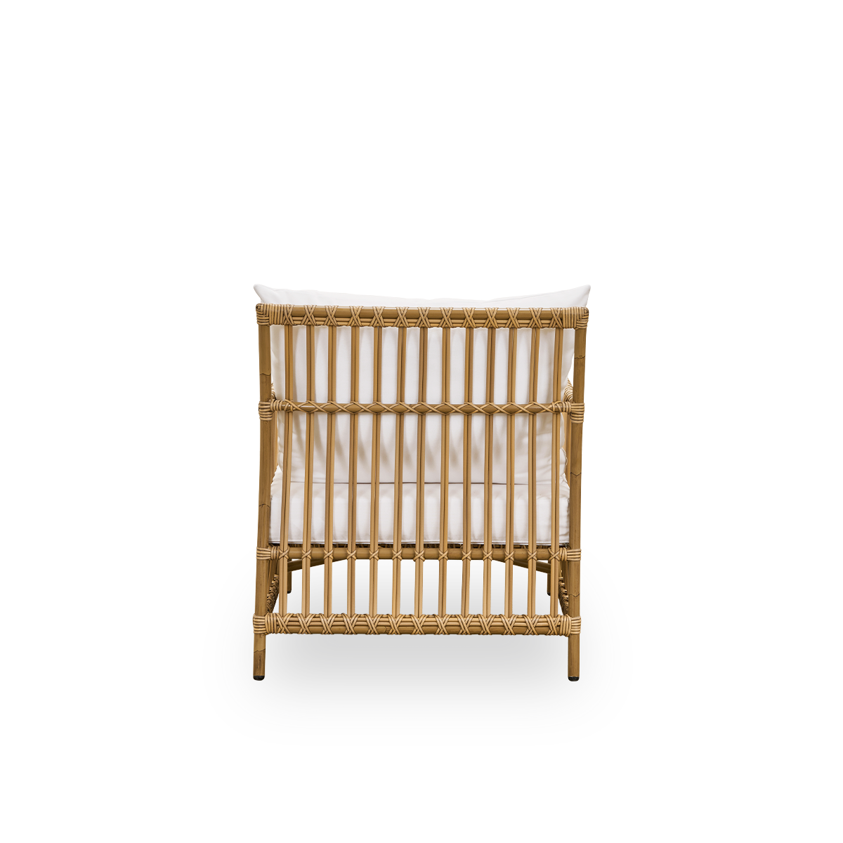 Vista desde atrás del sillón de exterior Caroline Lounge en color marrón antiguo, de diseño danés simple y elegante. La estructura del sillón está hecha de aluminio con elegantes detalles de ArtFibre. El diseño es minimalista y elegante.