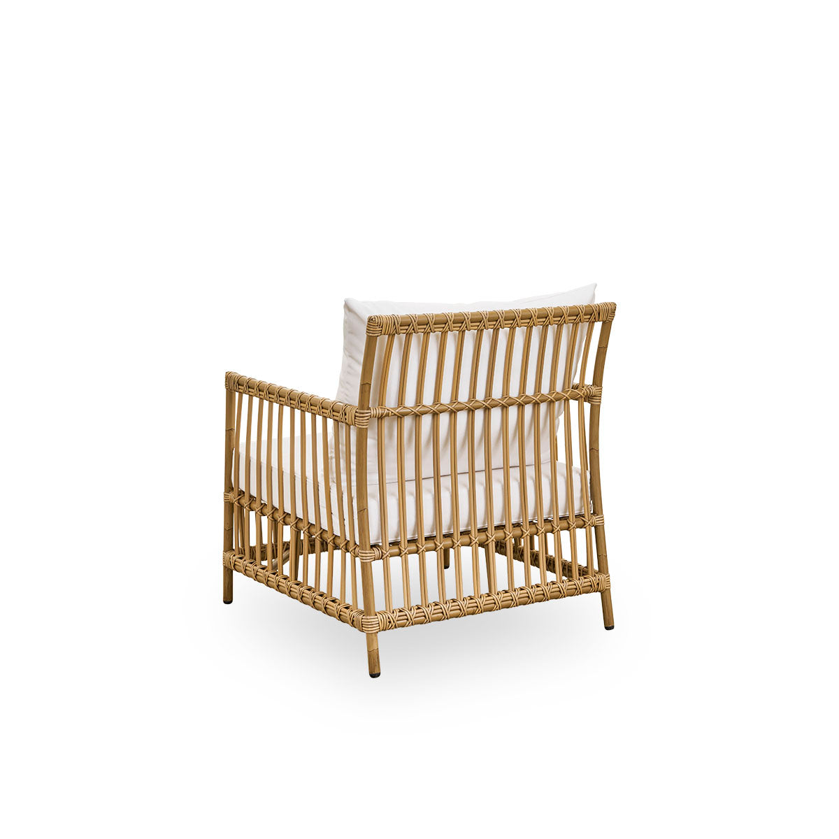 Vista desde atrás del sillón de exterior Caroline Lounge en color marrón antiguo, de diseño danés simple y elegante. La estructura del sillón está hecha de aluminio con elegantes detalles de ArtFibre. El diseño es minimalista y elegante.