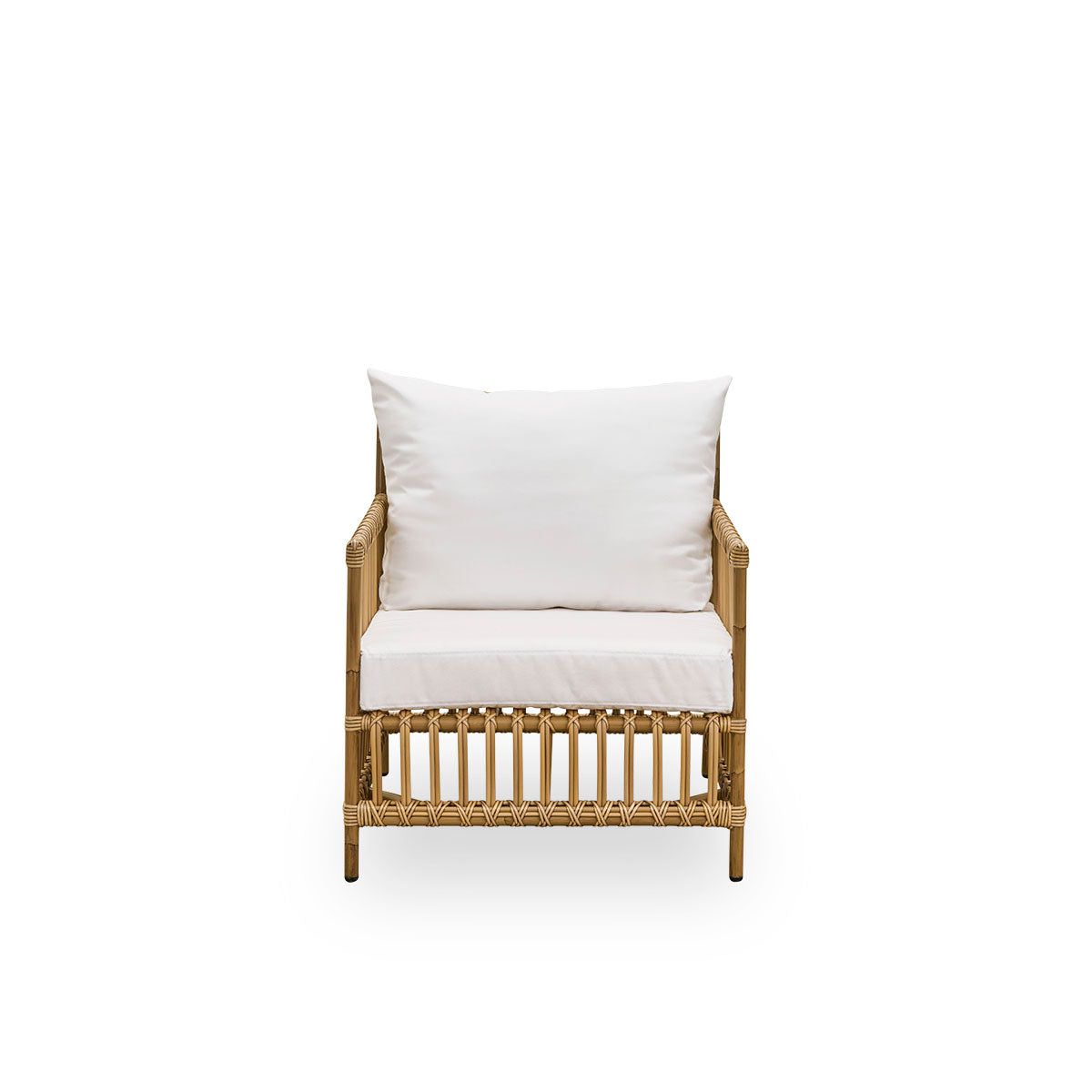 Vista frontal del sillón de exterior Caroline en color marrón antiguo, de diseño danés sencillo y elegante. La estructura del sillón está hecha de aluminio con elegantes detalles de ArtFibre. El diseño es minimalista y elegante.