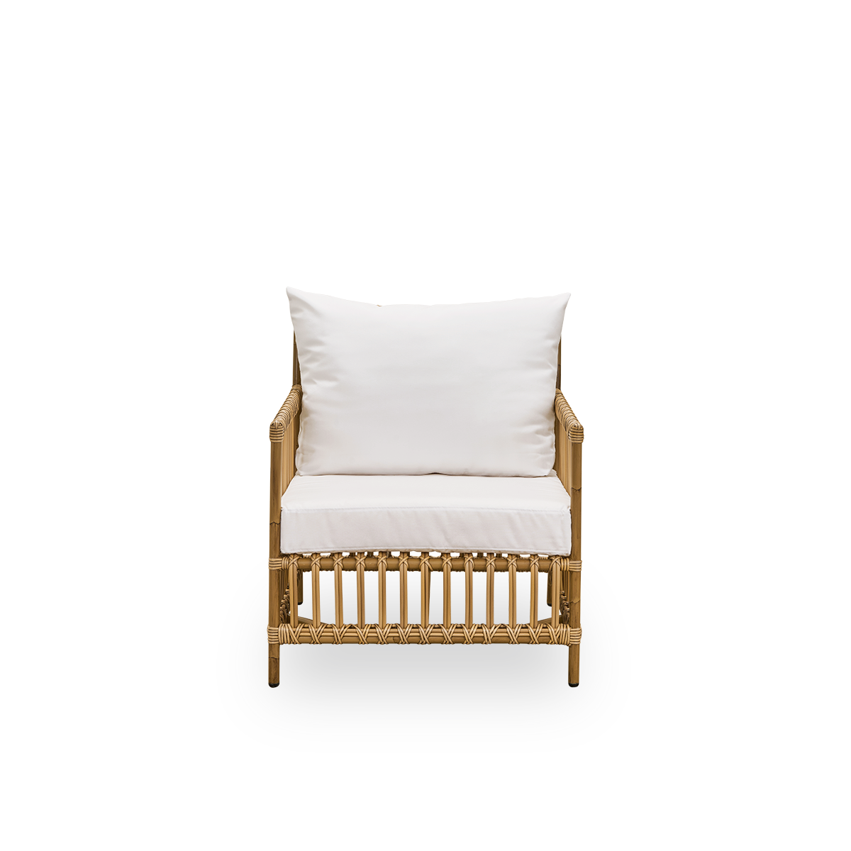 Vista frontal del sillón de exterior Caroline en color marrón antiguo, de diseño danés sencillo y elegante. La estructura del sillón está hecha de aluminio con elegantes detalles de ArtFibre. El diseño es minimalista y elegante.