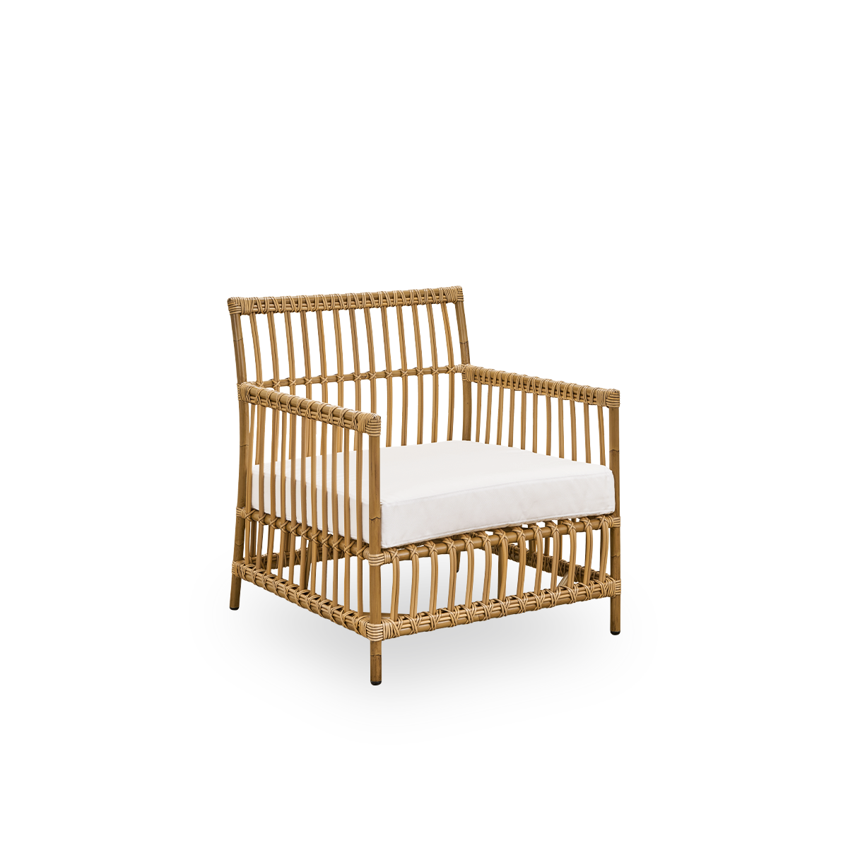 Vista lateral de la silla lounge exterior Caroline en color Antique Brown, diseño danés simple y elegante. La estructura de la silla está hecha de aluminio con elegantes detalles de ArtFibre. El diseño es minimalista y elegante.