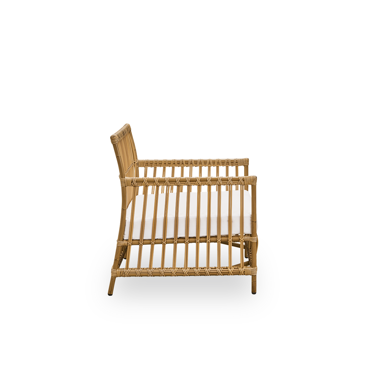 Vista lateral simple de la silla lounge exterior Caroline en color Antique Brown, diseño danés simple y elegante. La estructura de la silla está hecha de aluminio con elegantes detalles en ArtFibre. El diseño es minimalista y elegante.