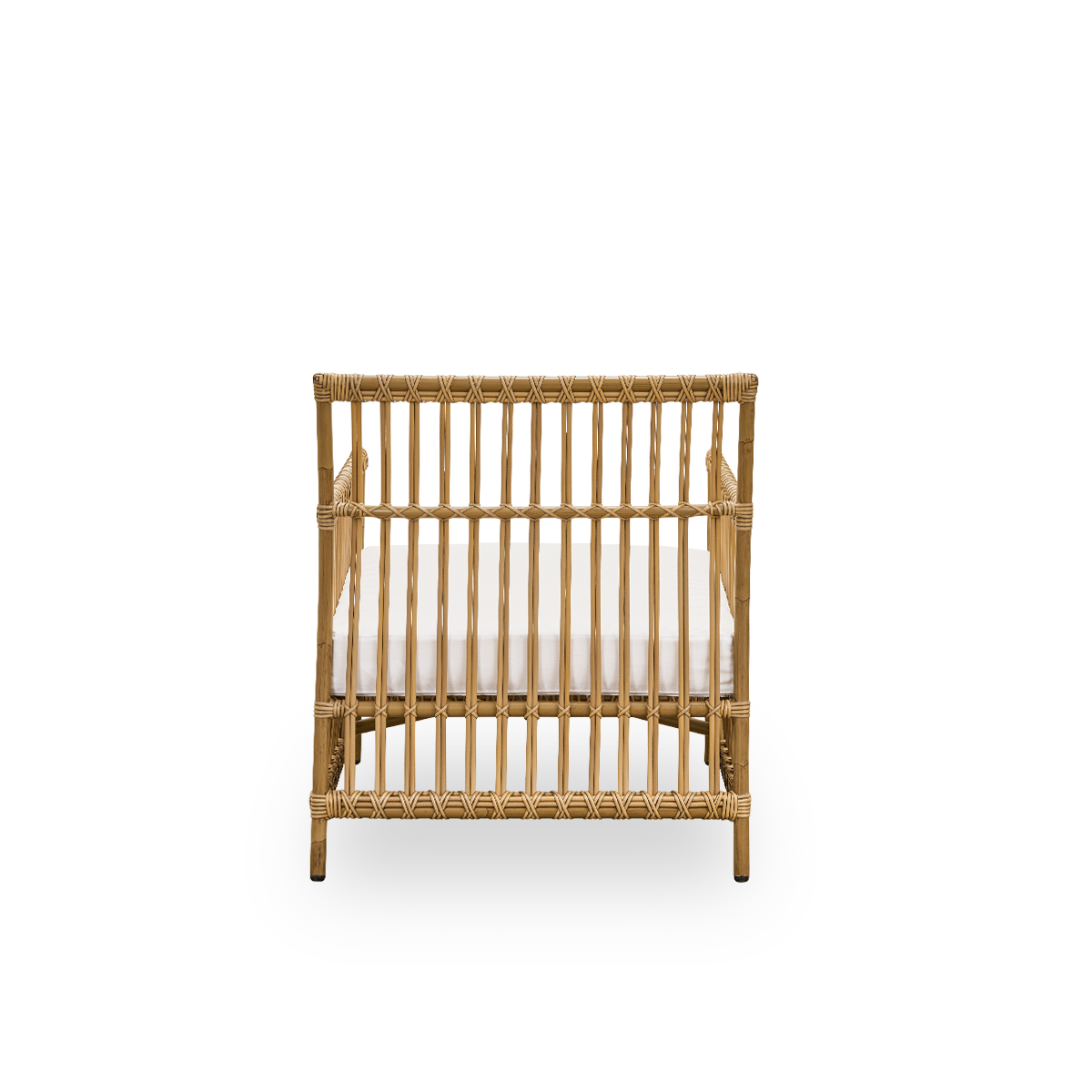 Vista desde atrás del sillón de exterior Caroline Lounge en color marrón antiguo, de diseño danés simple y elegante. La estructura del sillón está hecha de aluminio con elegantes detalles de ArtFibre. El diseño es minimalista y elegante.