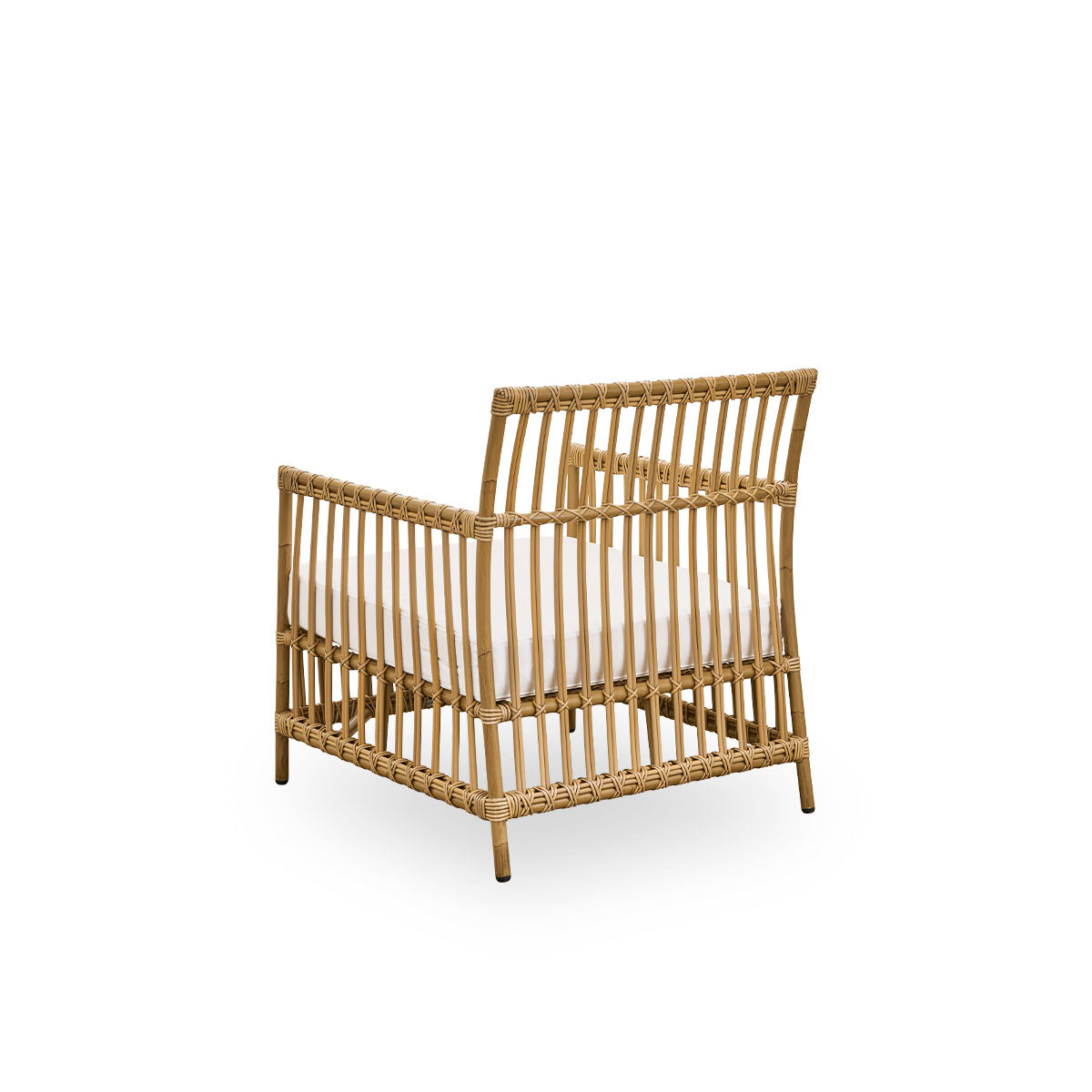 Vista desde atrás del sillón de exterior Caroline Lounge en color marrón antiguo, de diseño danés simple y elegante. La estructura del sillón está hecha de aluminio con elegantes detalles de ArtFibre. El diseño es minimalista y elegante.