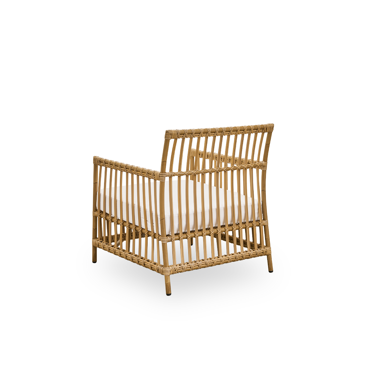 Vista desde atrás del sillón de exterior Caroline Lounge en color marrón antiguo, de diseño danés simple y elegante. La estructura del sillón está hecha de aluminio con elegantes detalles de ArtFibre. El diseño es minimalista y elegante.