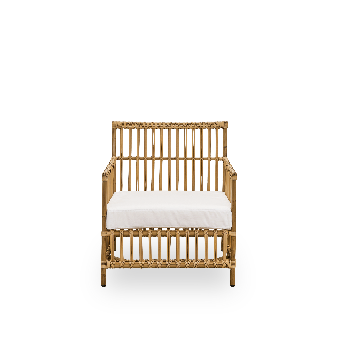Vista frontal del sillón de exterior Caroline en color marrón antiguo, de diseño danés sencillo y elegante. La estructura del sillón está hecha de aluminio con elegantes detalles de ArtFibre. El diseño es minimalista y elegante.
