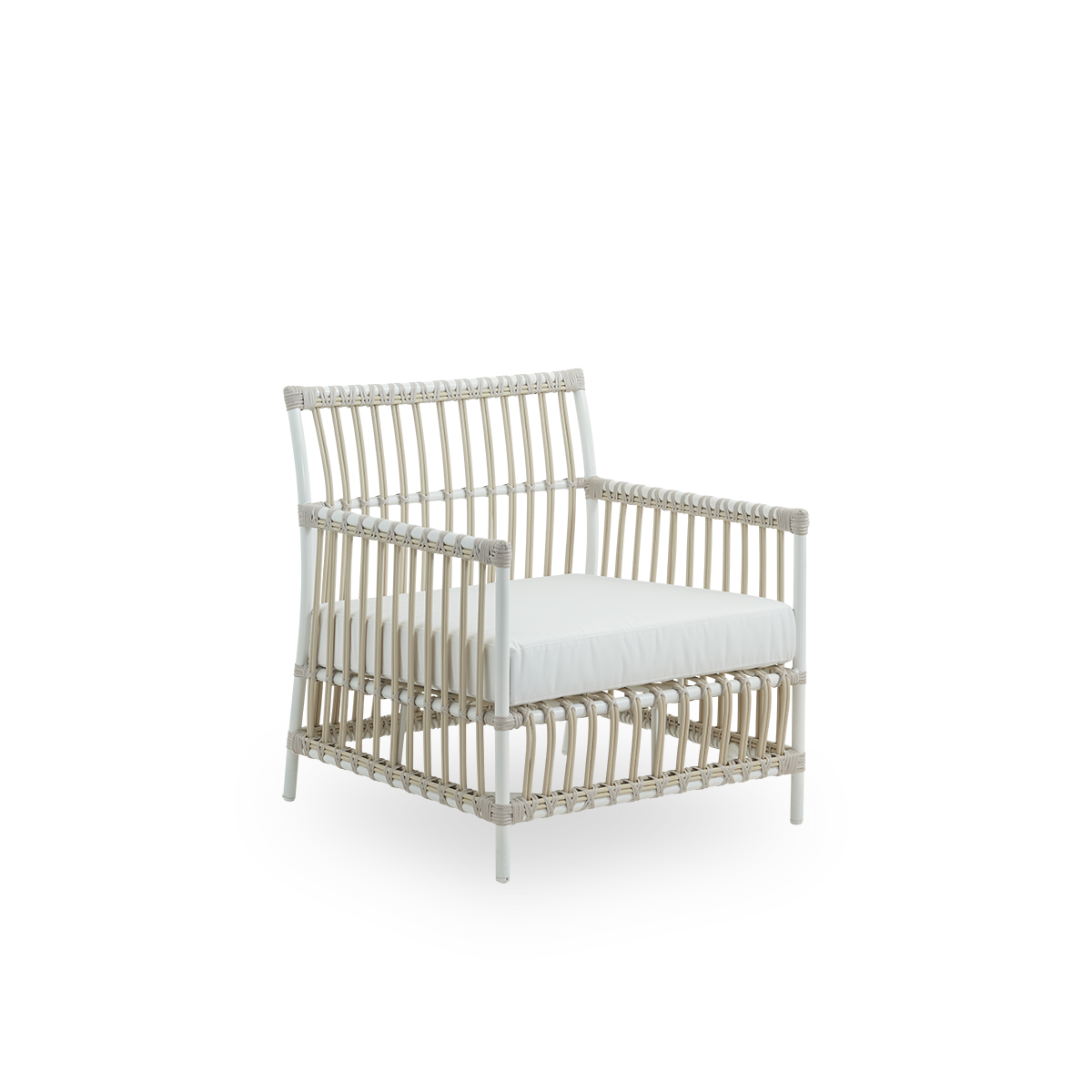 Vista lateral de la silla lounge exterior Caroline en color Dove White, presentada en diseño danés simple y elegante. La estructura de la silla está hecha de aluminio con elegantes detalles de ArtFibre. La silla tiene una presencia acogedora y relajante.