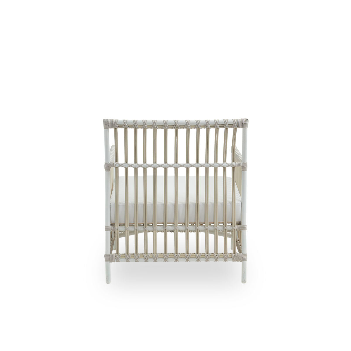 Vista desde atrás del sillón de exterior Caroline Lounge en color blanco paloma, presentado en un diseño danés simple y elegante. La estructura del sillón está hecha de aluminio con elegantes detalles de ArtFibre. El sillón tiene una presencia acogedora y