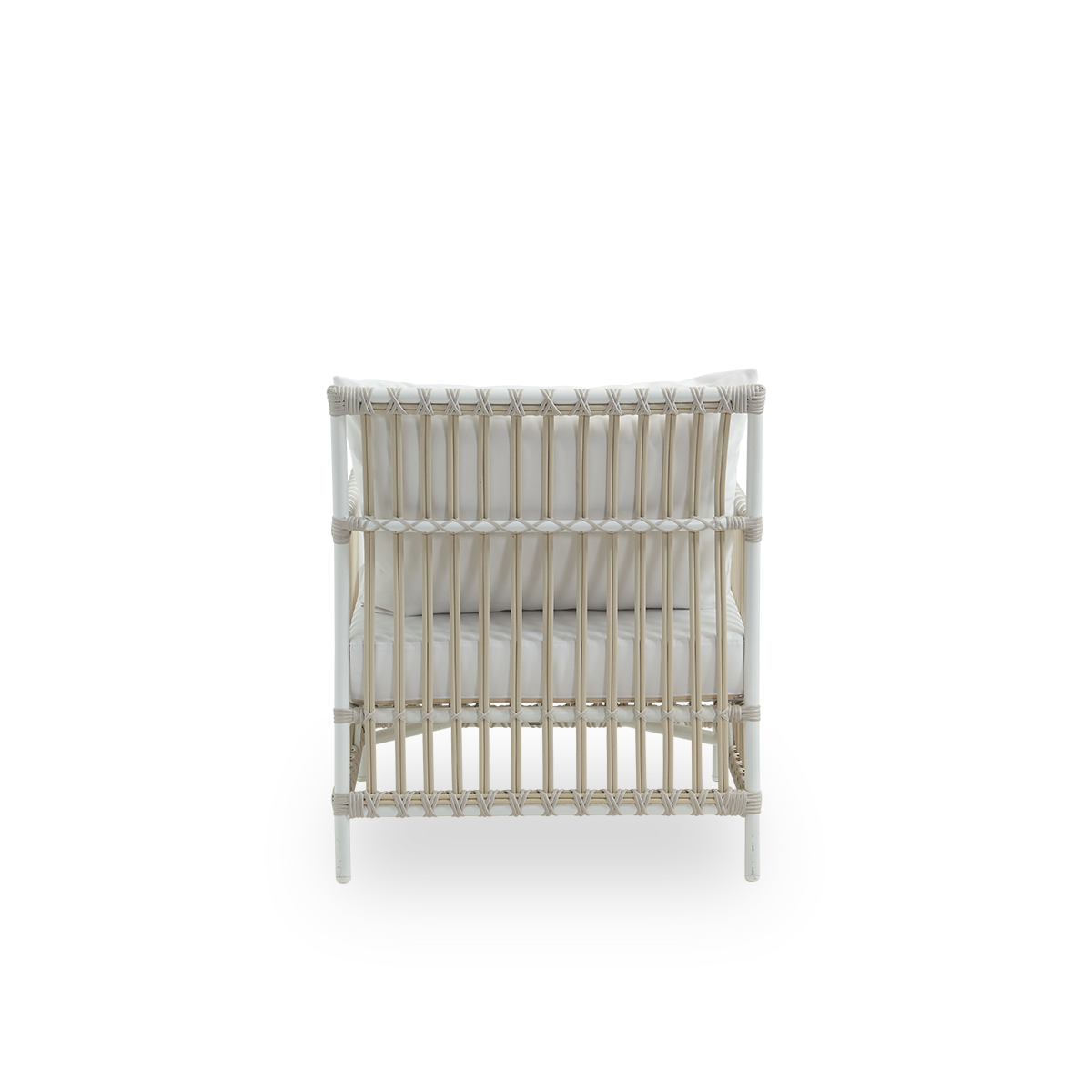 Vista desde atrás del sillón de exterior Caroline Lounge en color blanco paloma, presentado en un diseño danés simple y elegante. La estructura del sillón está hecha de aluminio con elegantes detalles de ArtFibre. El sillón tiene una presencia acogedora y