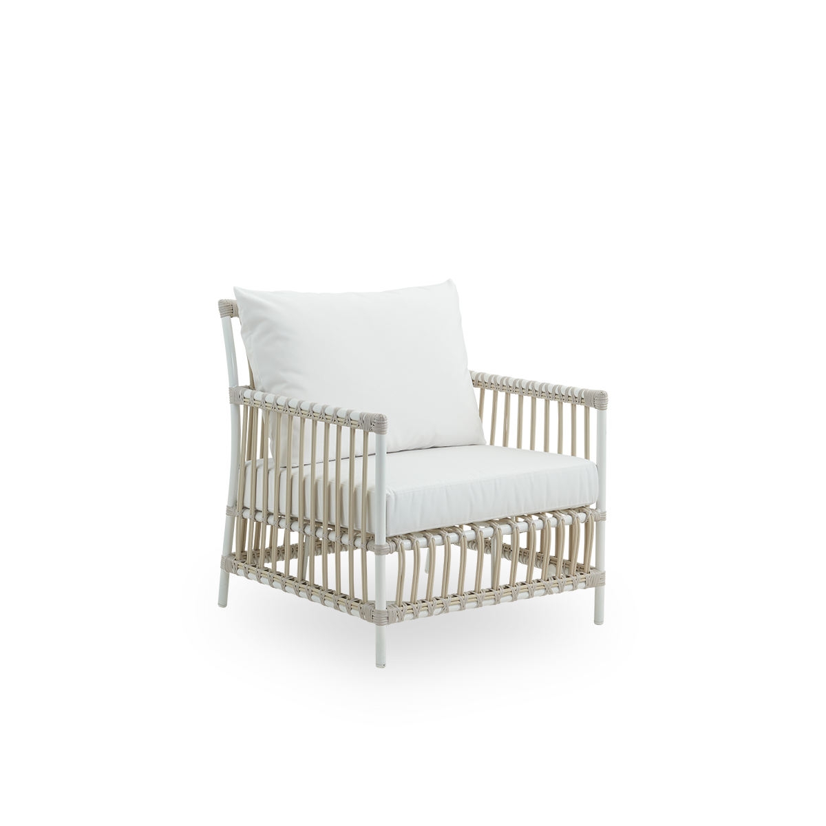 Vista lateral de la silla lounge exterior Caroline en color Dove White, presentada en diseño danés simple y elegante. La estructura de la silla está hecha de aluminio con elegantes detalles de ArtFibre. La silla tiene una presencia acogedora y relajante.