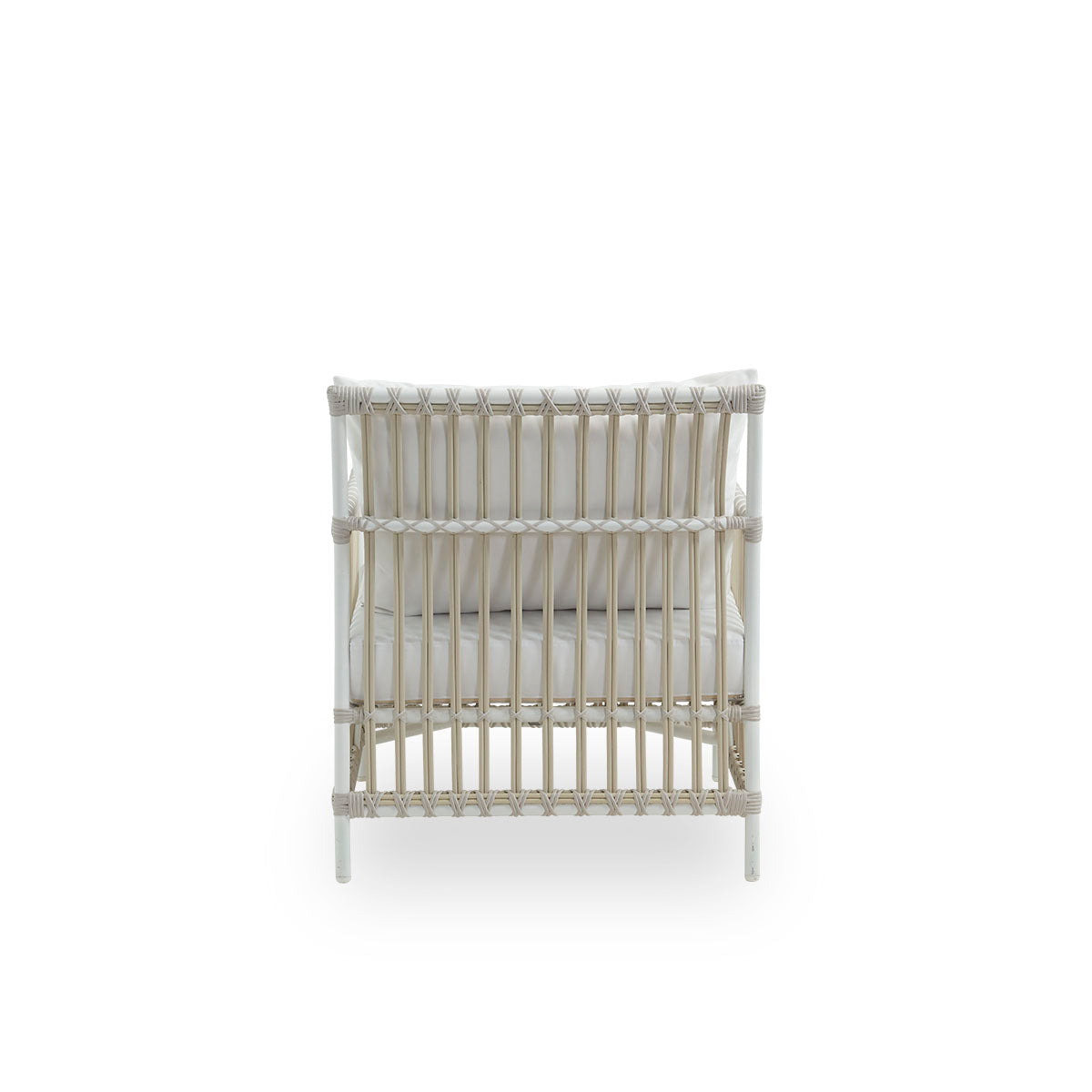 Vista desde atrás del sillón de exterior Caroline Lounge en color blanco paloma, presentado en un diseño danés simple y elegante. La estructura del sillón está hecha de aluminio con elegantes detalles de ArtFibre. El sillón tiene una presencia acogedora y