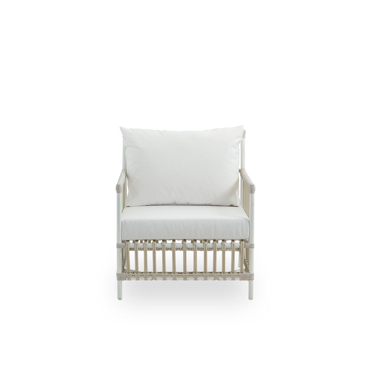 Vista frontal del sillón de exterior Caroline en color Dove White, presentado con un diseño danés sencillo y elegante. La estructura del sillón está hecha de aluminio con elegantes detalles de ArtFibre. La silla tiene una presencia acogedora y relajante.