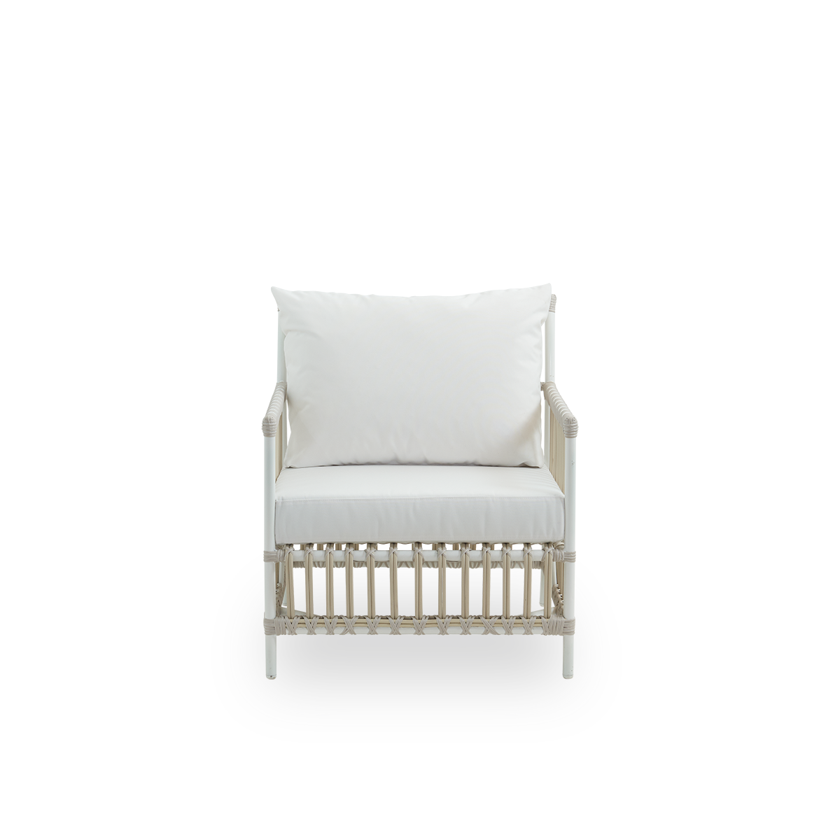 Vista frontal del sillón de exterior Caroline en color Dove White, presentado con un diseño danés sencillo y elegante. La estructura del sillón está hecha de aluminio con elegantes detalles de ArtFibre. La silla tiene una presencia acogedora y relajante.