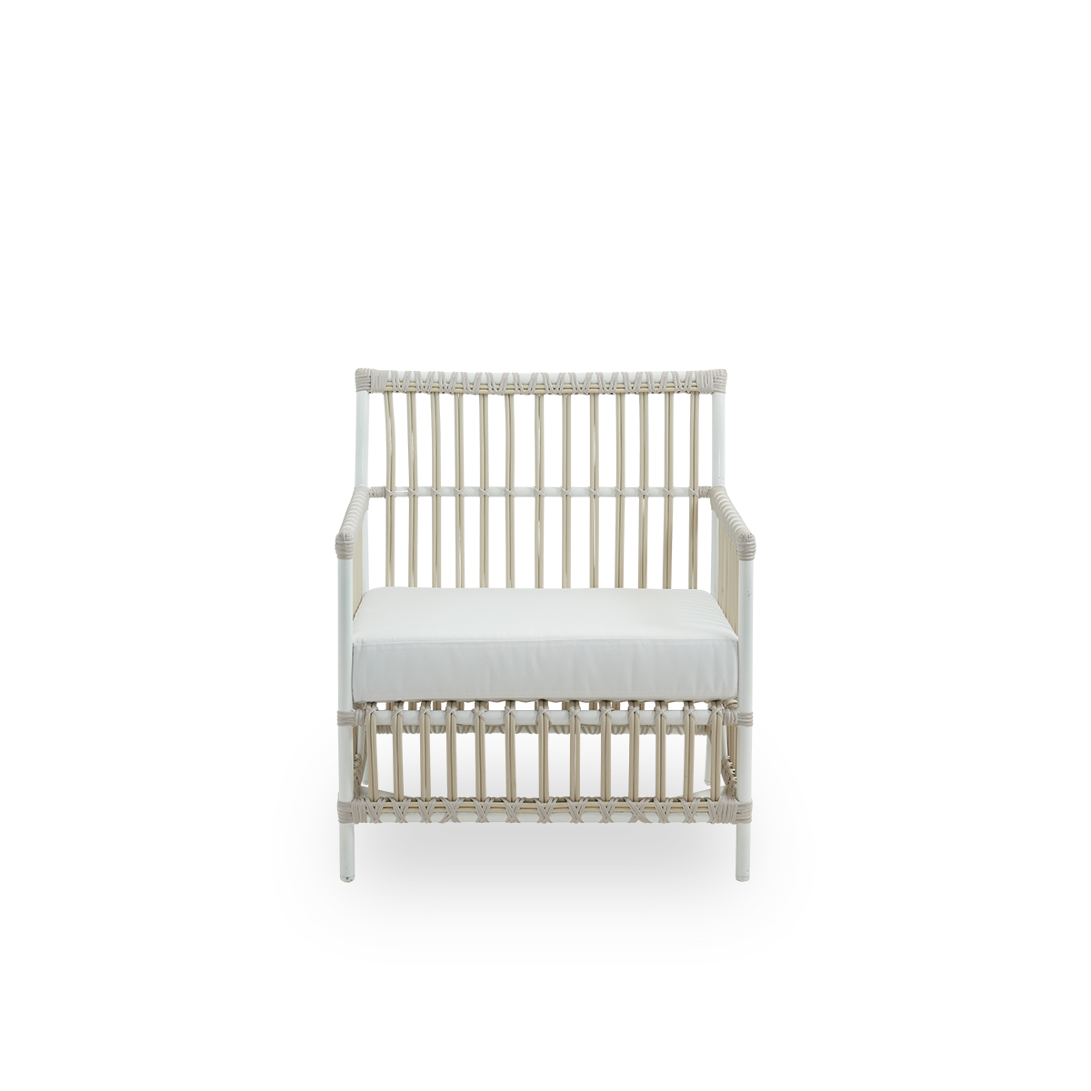 Vista frontal del sillón de exterior Caroline en color Dove White, presentado con un diseño danés sencillo y elegante. La estructura del sillón está hecha de aluminio con elegantes detalles de ArtFibre. La silla tiene una presencia acogedora y relajante.