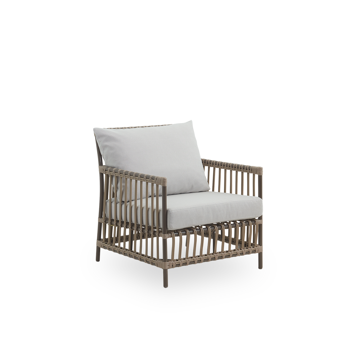 Vista lateral de la silla lounge exterior Caroline en color Moccaccino. La estructura de la silla está hecha de aluminio con elegantes detalles de ArtFibre. El diseño es minimalista y elegante.