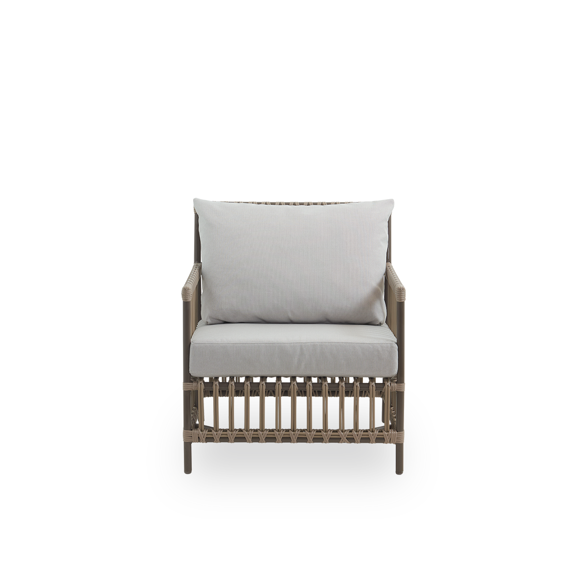 Vista frontal del sillón de exterior Caroline en color Moccaccino. La estructura del sillón está hecha de aluminio con elegantes detalles de ArtFibre. El diseño es minimalista y elegante.