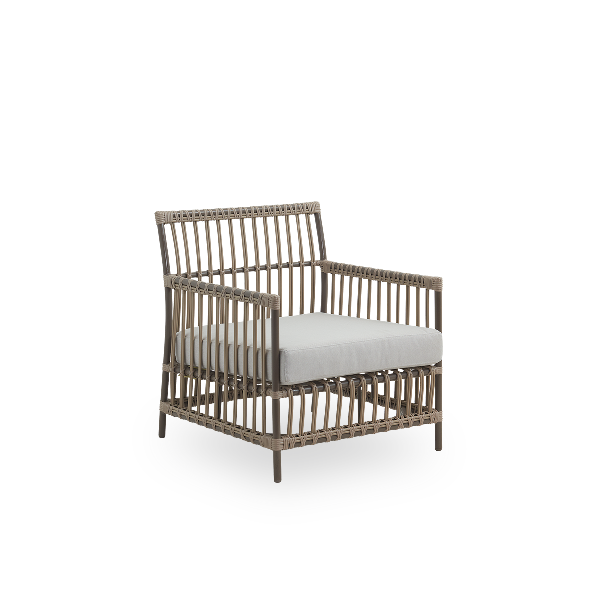 Vista lateral de la silla lounge exterior Caroline en color Moccaccino. La estructura de la silla está hecha de aluminio con elegantes detalles de ArtFibre. El diseño es minimalista y elegante.