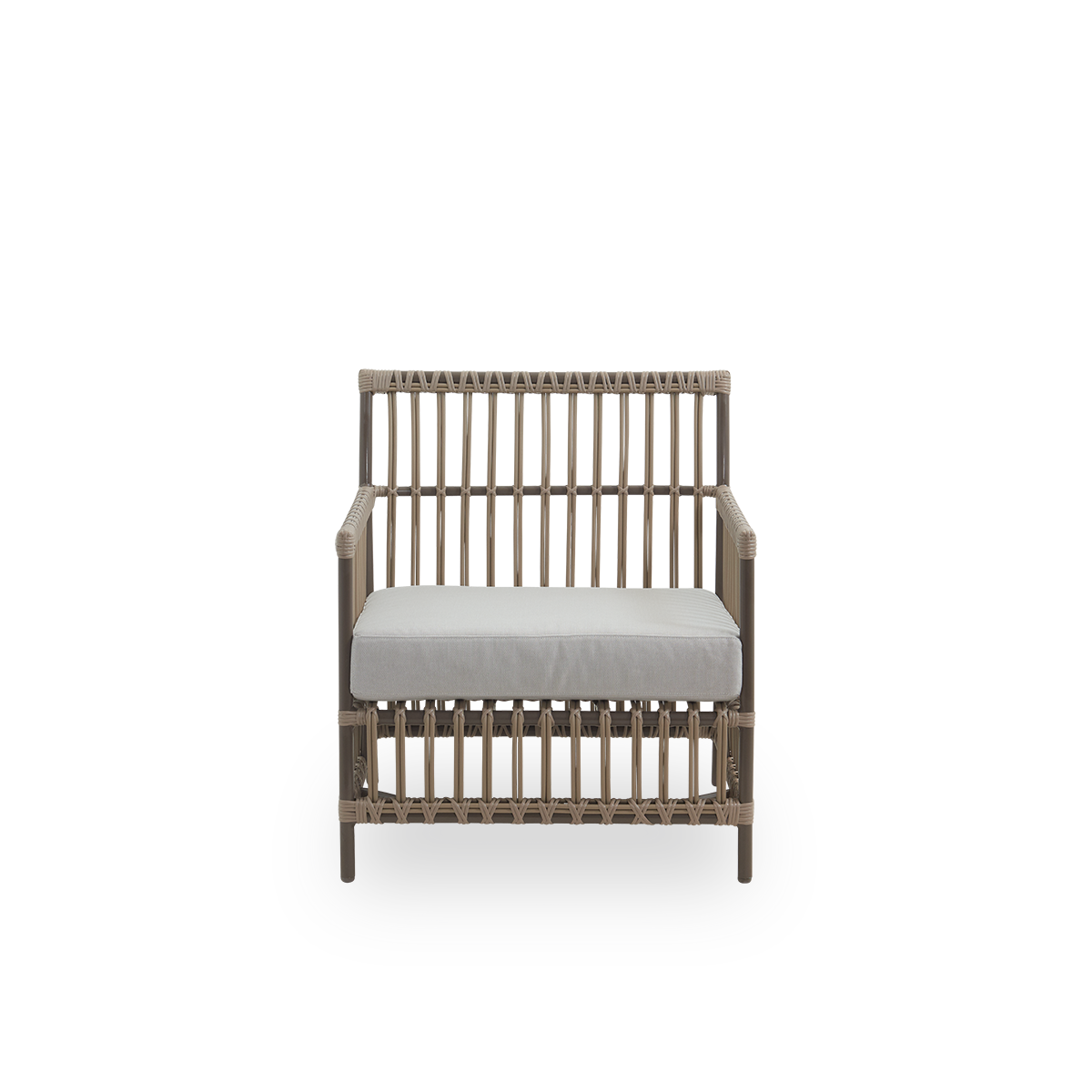 Vista frontal del sillón de exterior Caroline en color Moccaccino. La estructura del sillón está hecha de aluminio con elegantes detalles de ArtFibre. El diseño es minimalista y elegante.