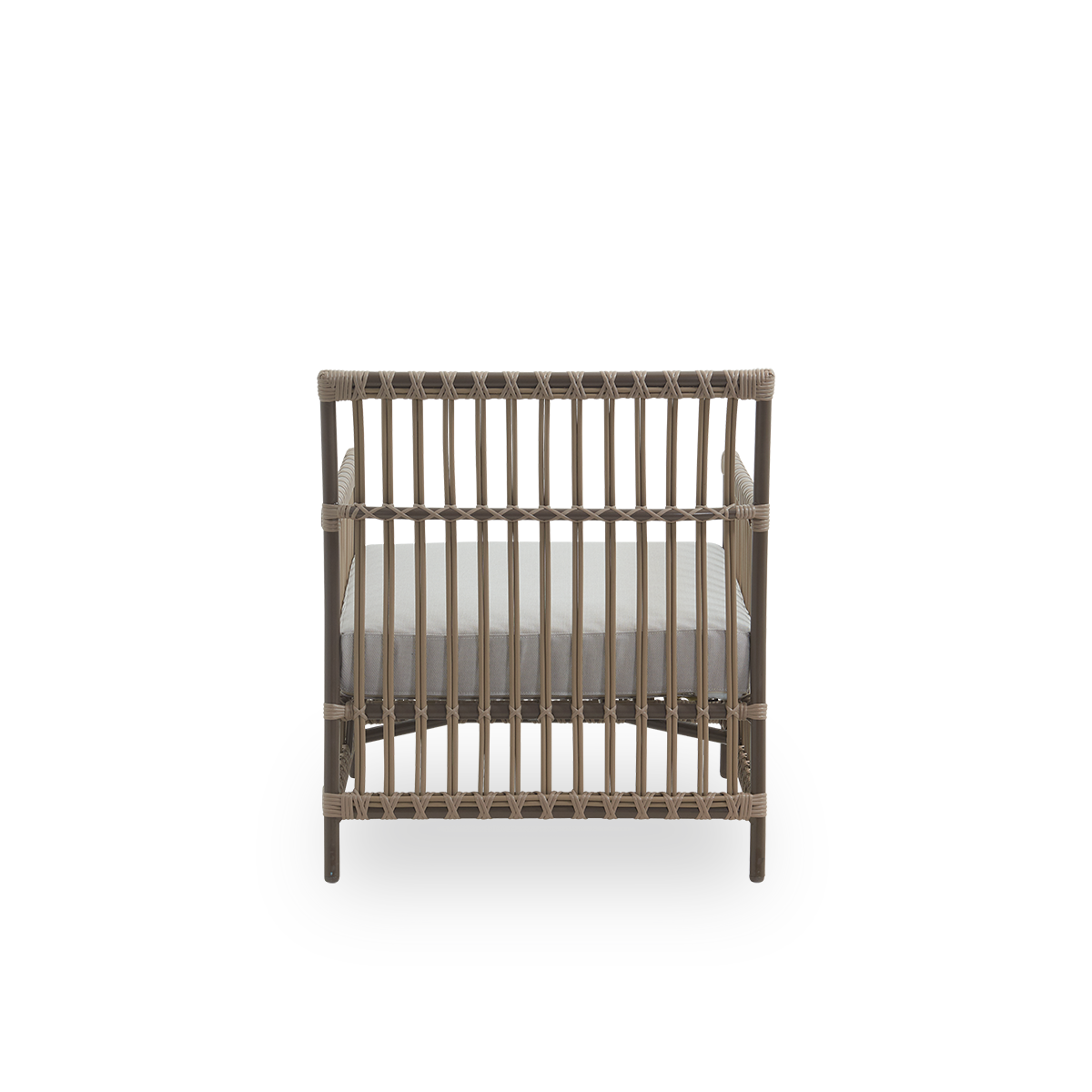 Vista desde atrás del sillón de exterior Caroline Lounge en color Moccaccino. La estructura del sillón está hecha de aluminio con elegantes detalles de ArtFibre. El diseño es minimalista y elegante.