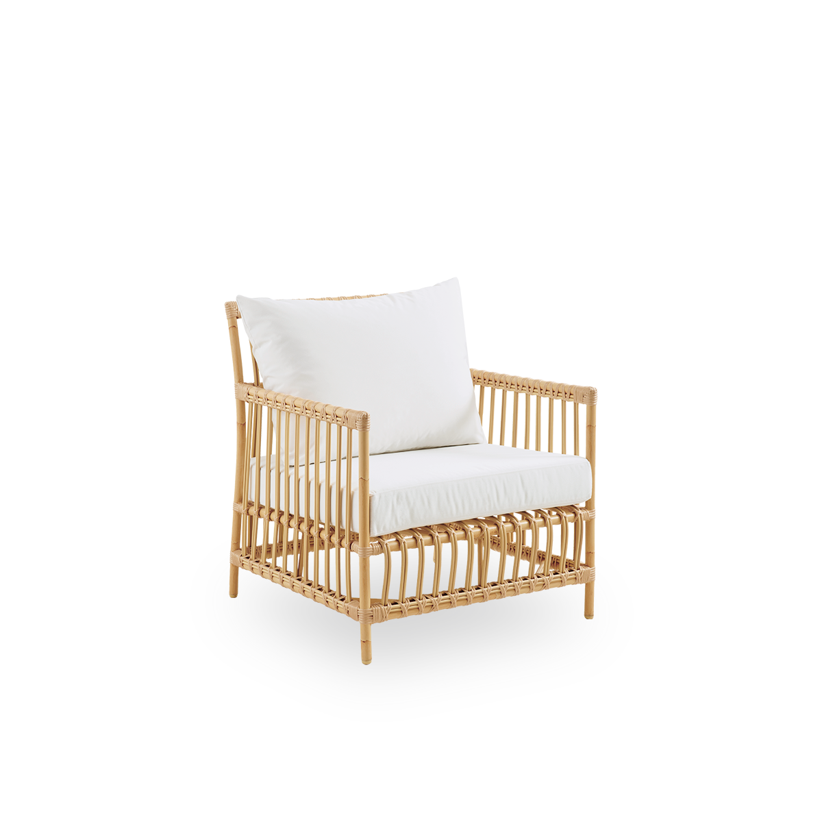 Vista lateral de la silla lounge exterior Caroline en color Natural, pintada a mano para parecer ratán. La estructura de la silla está hecha de aluminio con elegantes detalles de ArtFibre. El diseño es minimalista y elegante.