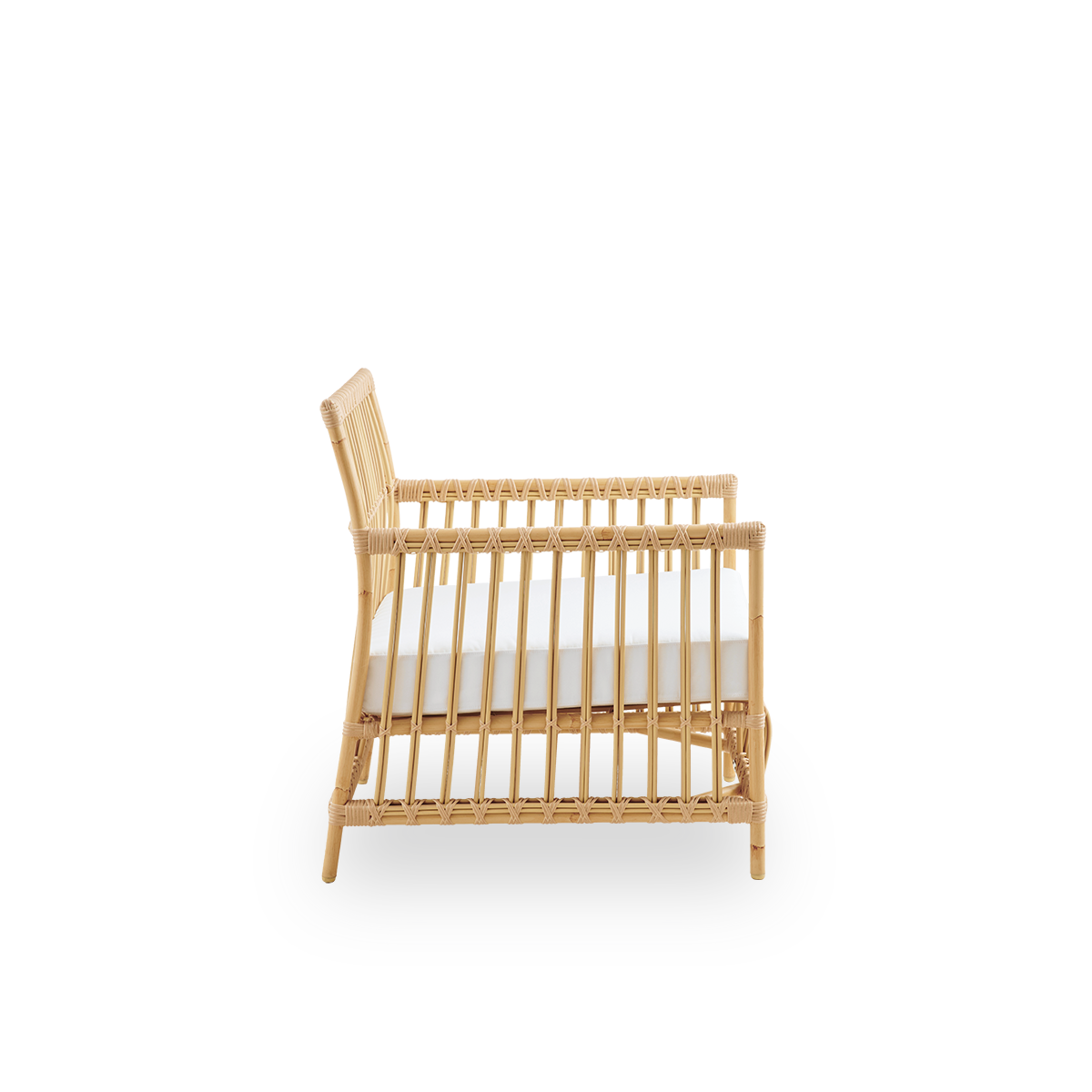 Vista lateral simple de la silla lounge exterior Caroline en color Natural, pintada a mano para imitar el ratán. La estructura de la silla está hecha de aluminio con elegantes detalles en ArtFibre. El diseño es minimalista y elegante.