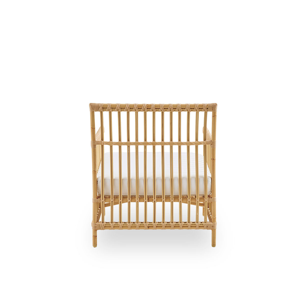 Vista desde atrás del sillón de exterior Caroline Lounge en color natural, pintado a mano para parecer ratán. La estructura del sillón está hecha de aluminio con elegantes detalles de ArtFibre. El diseño es minimalista y elegante.