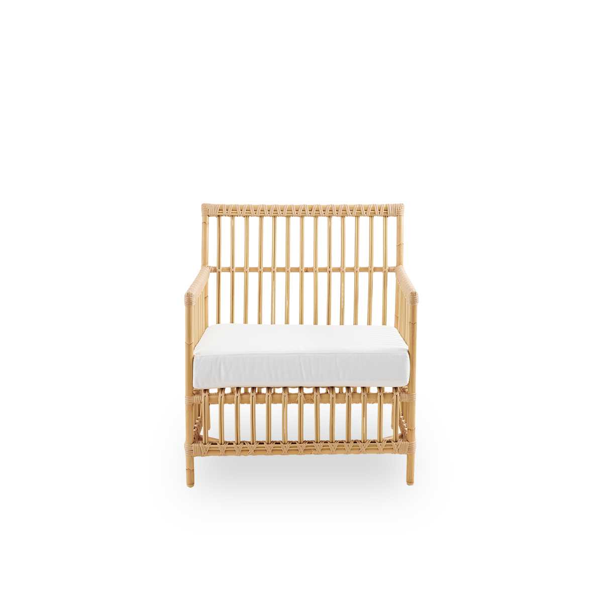 Vista frontal del sillón de exterior Caroline en color natural, pintado a mano para parecerse al ratán. La estructura del sillón está hecha de aluminio con elegantes detalles de ArtFibre. El diseño es minimalista y elegante.