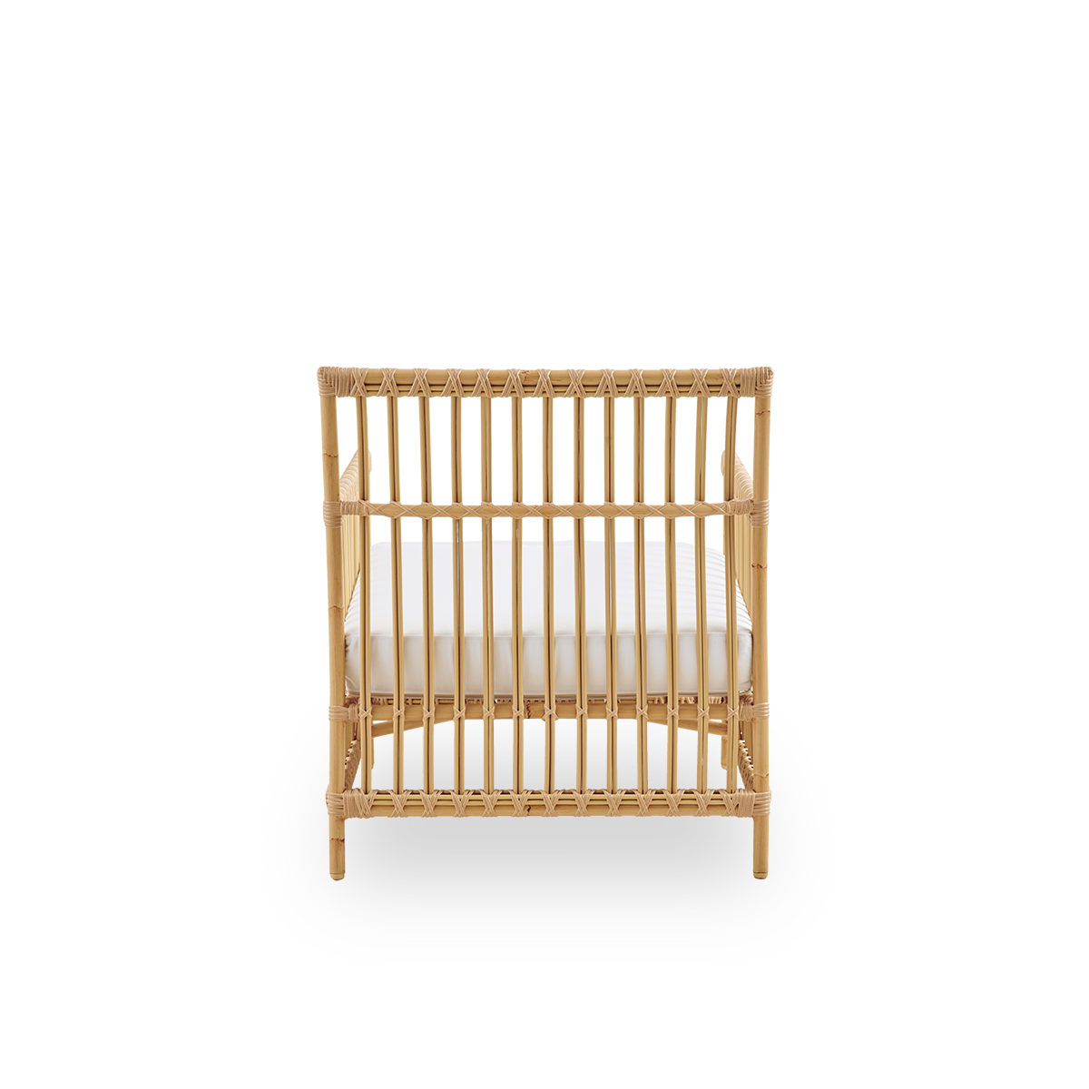 Vista desde atrás del sillón de exterior Caroline Lounge en color natural, pintado a mano para parecer ratán. La estructura del sillón está hecha de aluminio con elegantes detalles de ArtFibre. El diseño es minimalista y elegante.