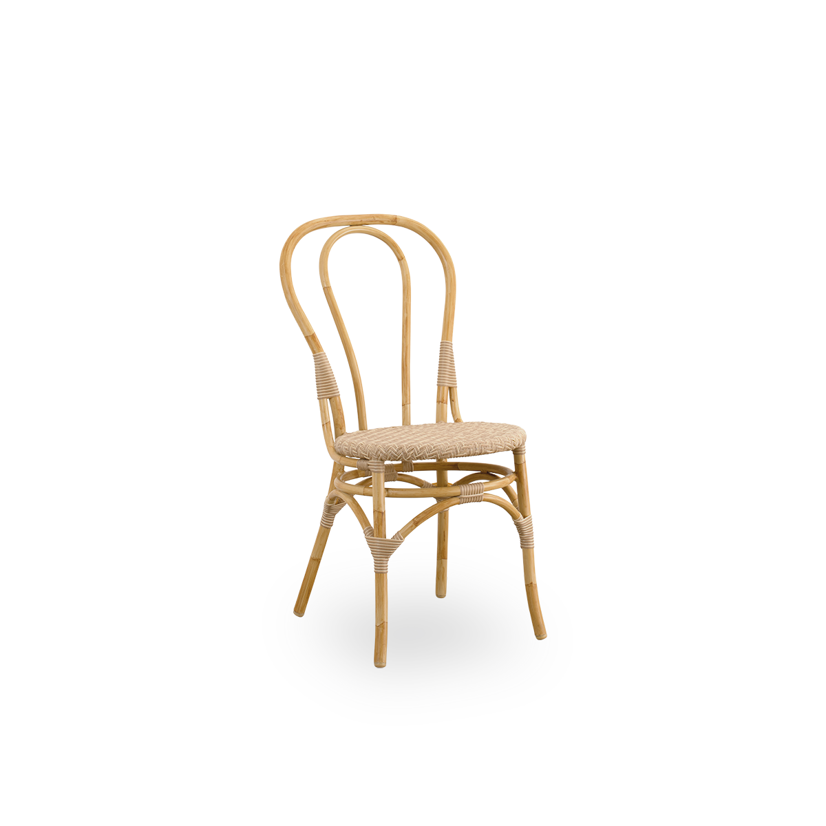Vista lateral de la silla de comedor exterior Lulu, una ligera silla de bistró para exterior con respaldo redondo y sencillo, presentada con estructura de aluminio con acabado pintado a mano imitando ratán y enrollados de ArtFibre.