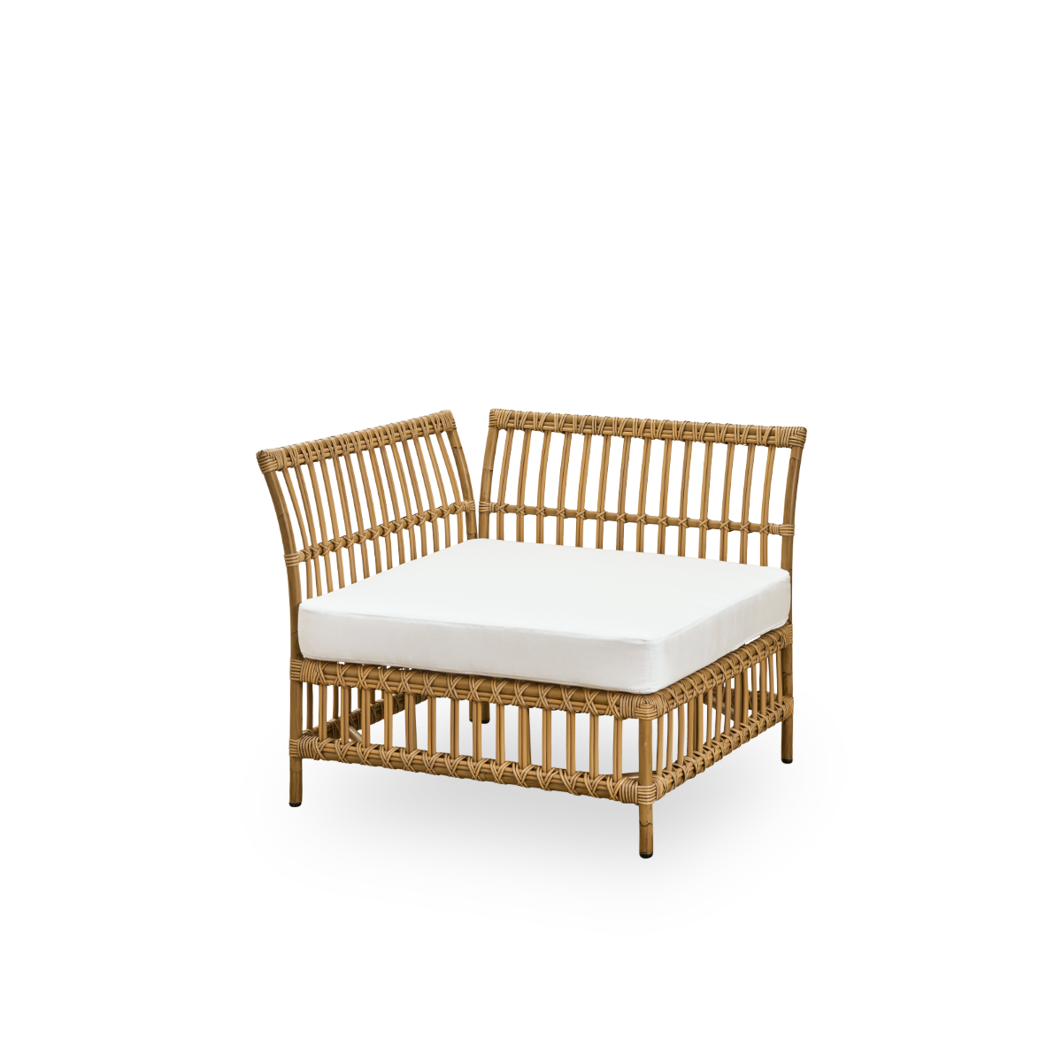 Vista lateral del módulo de esquina del sofá exterior Maggie en color Antique Brown, presentado con cojín de asiento y respaldo blanco. Estructura de aluminio con acabado pintado a mano imitando ratán y enrollados de ArtFibre.