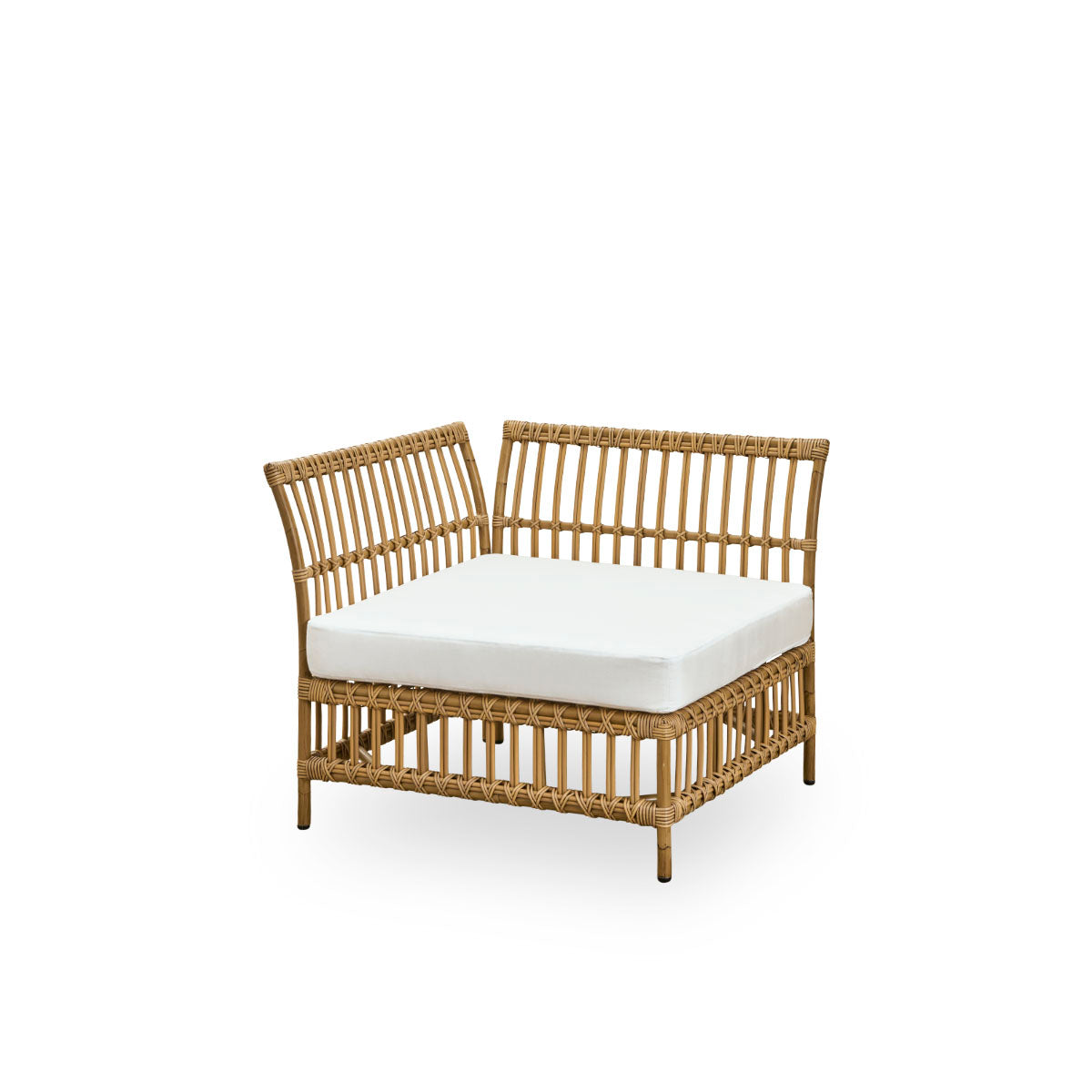 Vista lateral del módulo de esquina del sofá exterior Maggie en color Antique Brown, presentado con cojín de asiento y respaldo blanco. Estructura de aluminio con acabado pintado a mano imitando ratán y enrollados de ArtFibre.